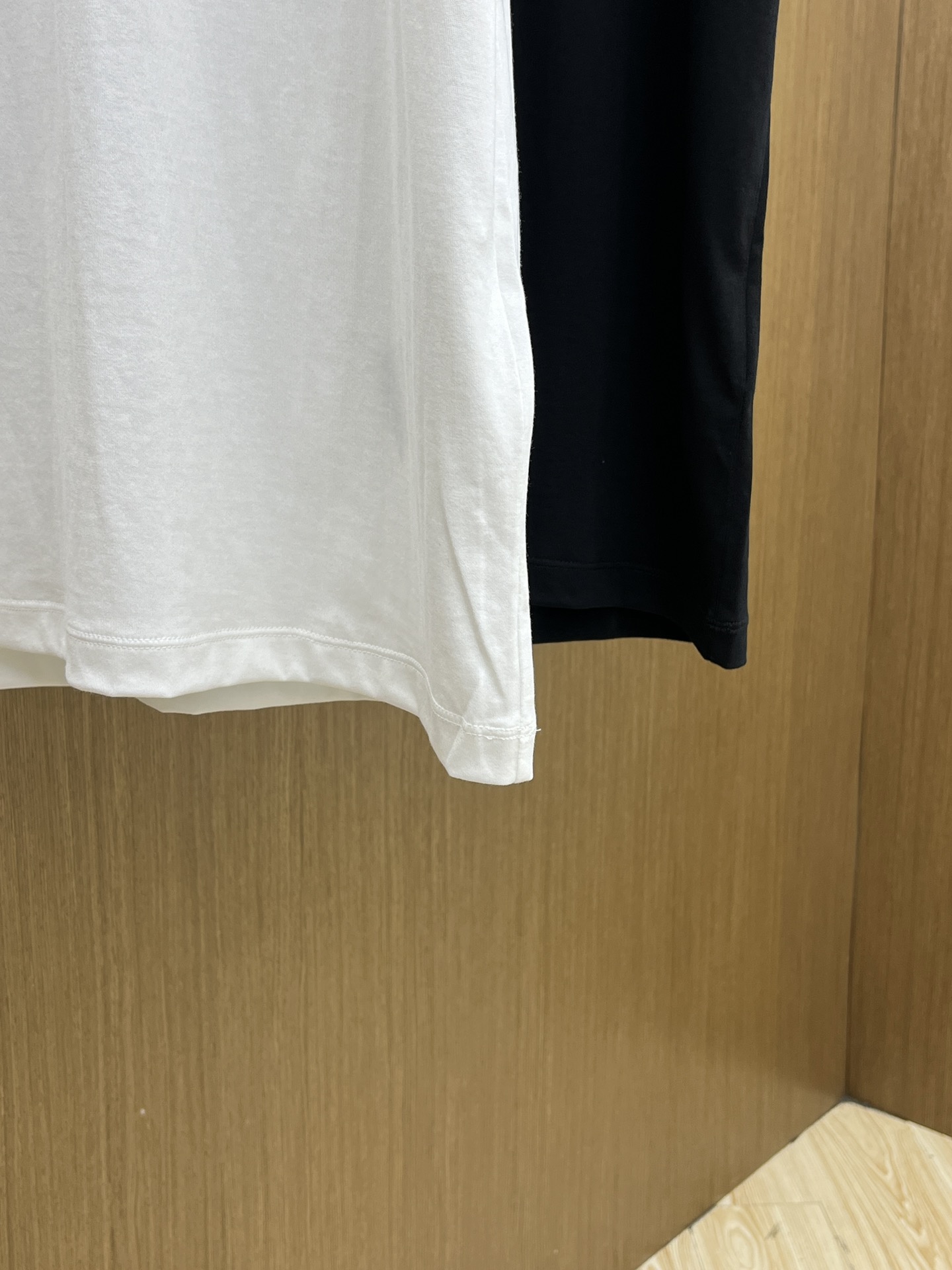 新品 VLTN 🔥SS官网新款标识细节棉质T恤衫。订织全棉面料质感好，面料舒适亲肤 超级舒适 a60值得