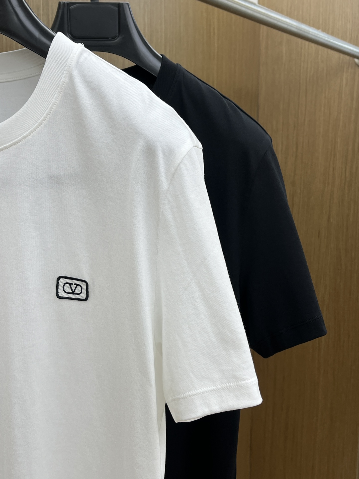 新品 VLTN 🔥SS官网新款标识细节棉质T恤衫。订织全棉面料质感好，面料舒适亲肤 超级舒适 a60值得