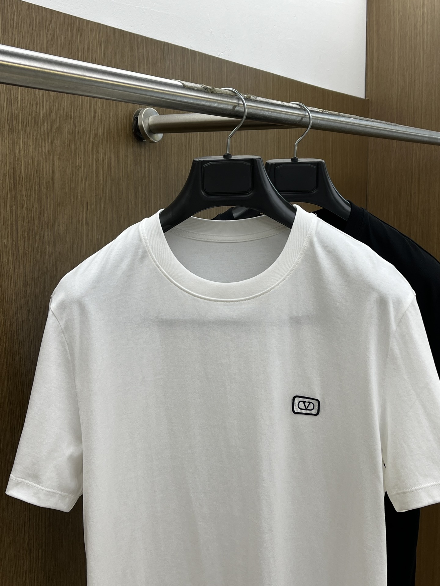 新品 VLTN 🔥SS官网新款标识细节棉质T恤衫。订织全棉面料质感好，面料舒适亲肤 超级舒适 a60值得