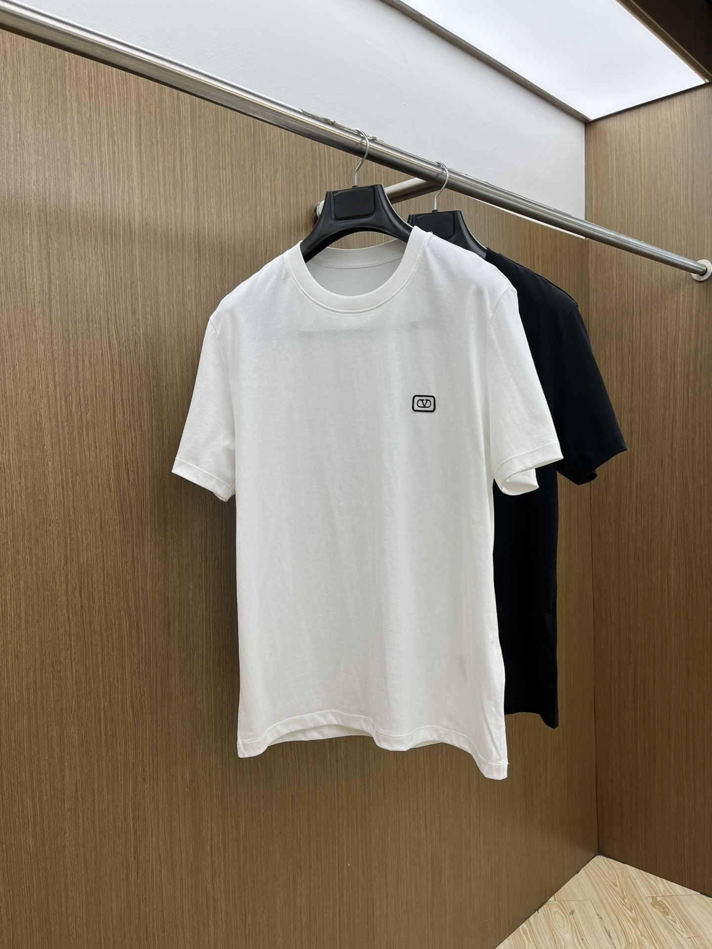 NO:475262,New product VLTN SS official website new logo details cotton T-shirt. Ordered cotton fabric has good texture, the fabric is comfortable and skin-friendly. Super comfortable a60 is worth recommending. Color: black, white. Size: S-M-L-XL-XXL., tees, t-shirt, alexander wang19860909新品 VLTN SS官网新款标识细节棉质T恤衫.订织全棉面料质感好,面料舒适亲肤 超级舒适 a60值得推荐 颜色:黑,白色. 尺码:S-M-L-XL-XXL.,,tees，t-shirt,alexander wang,Men's clothing