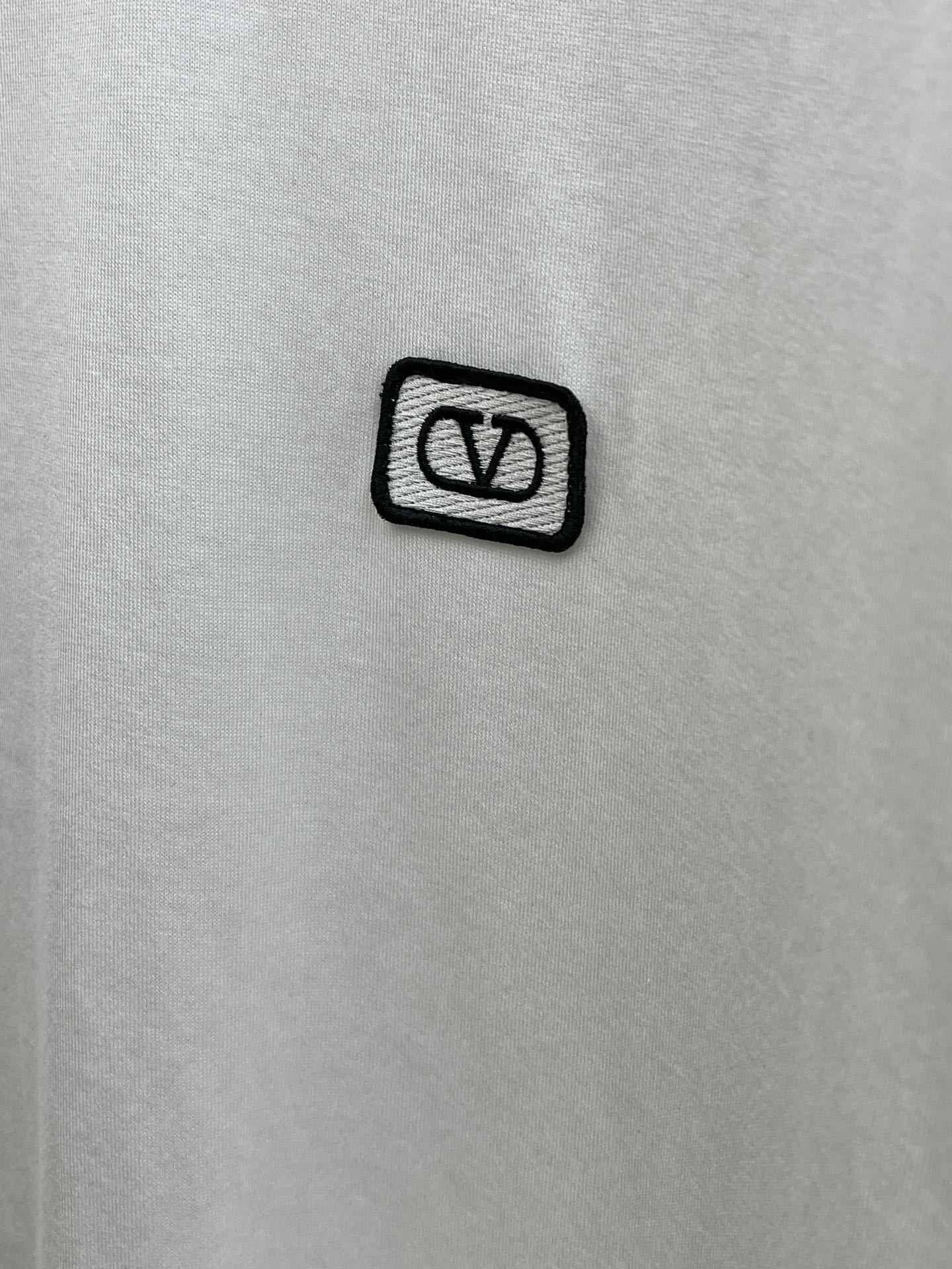 新品 VLTN 🔥SS官网新款标识细节棉质T恤衫。订织全棉面料质感好，面料舒适亲肤 超级舒适 a60值得