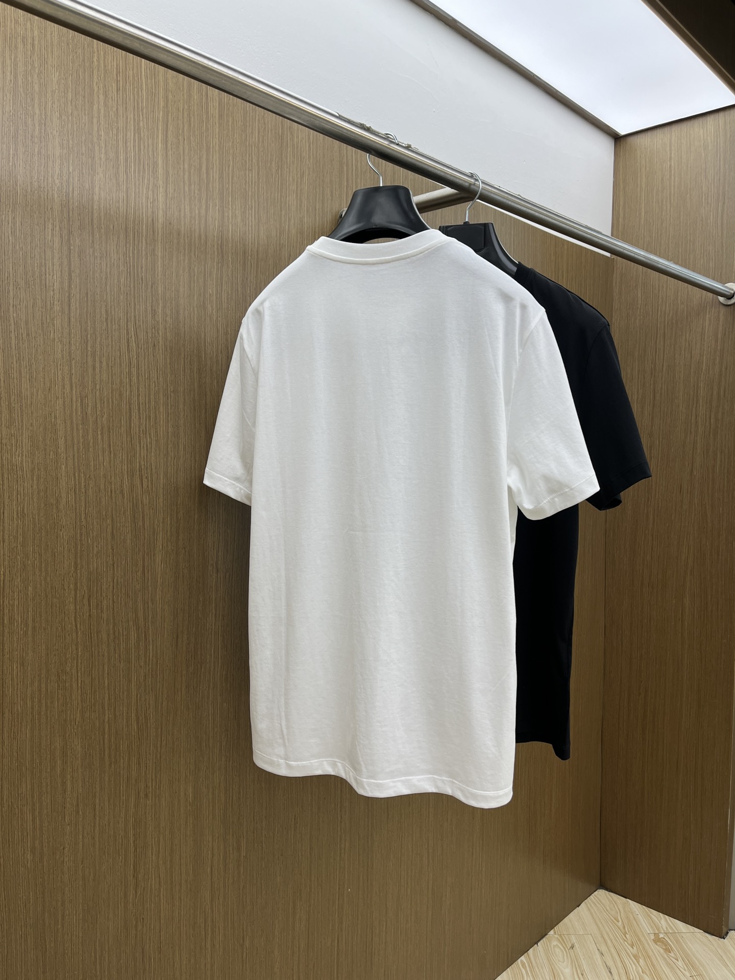 新品 VLTN 🔥SS官网新款标识细节棉质T恤衫。订织全棉面料质感好，面料舒适亲肤 超级舒适 a60值得