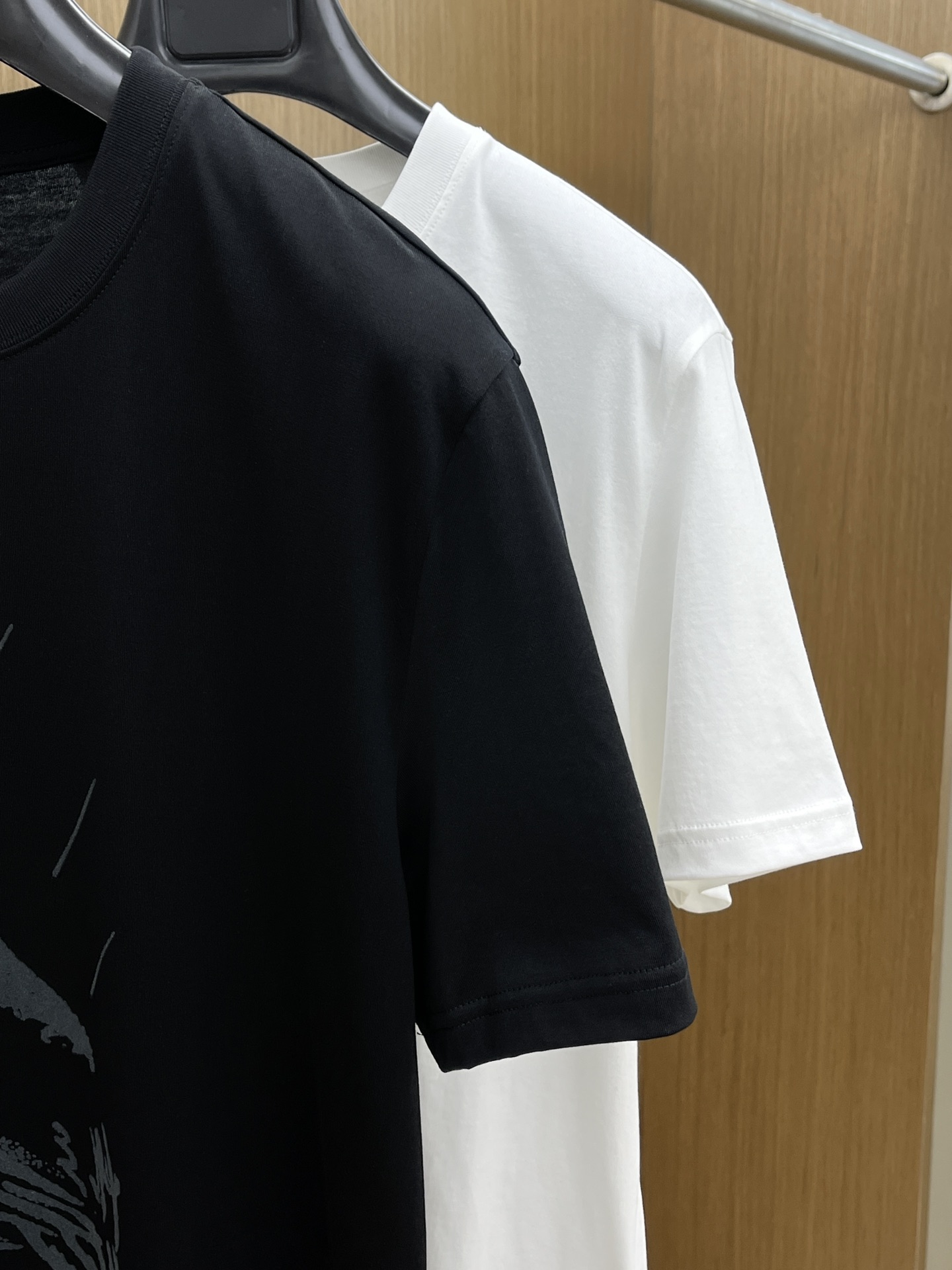 新品 Mon 🔥SS官网新款标识细节棉质T恤衫。订织全棉面料质感好，面料舒适亲肤 超级舒适 a60值得推