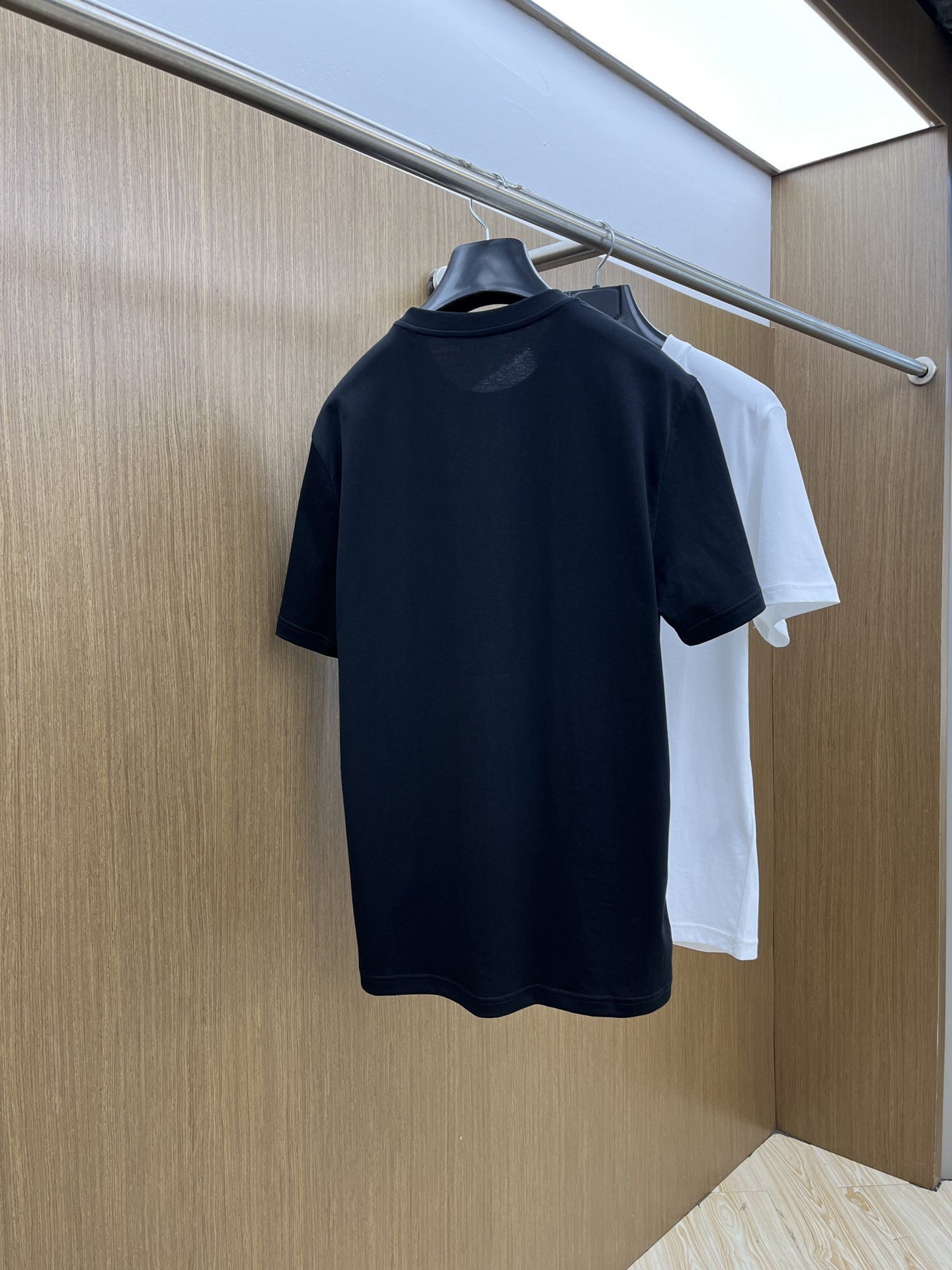 新品 Mon 🔥SS官网新款标识细节棉质T恤衫。订织全棉面料质感好，面料舒适亲肤 超级舒适 a60值得推