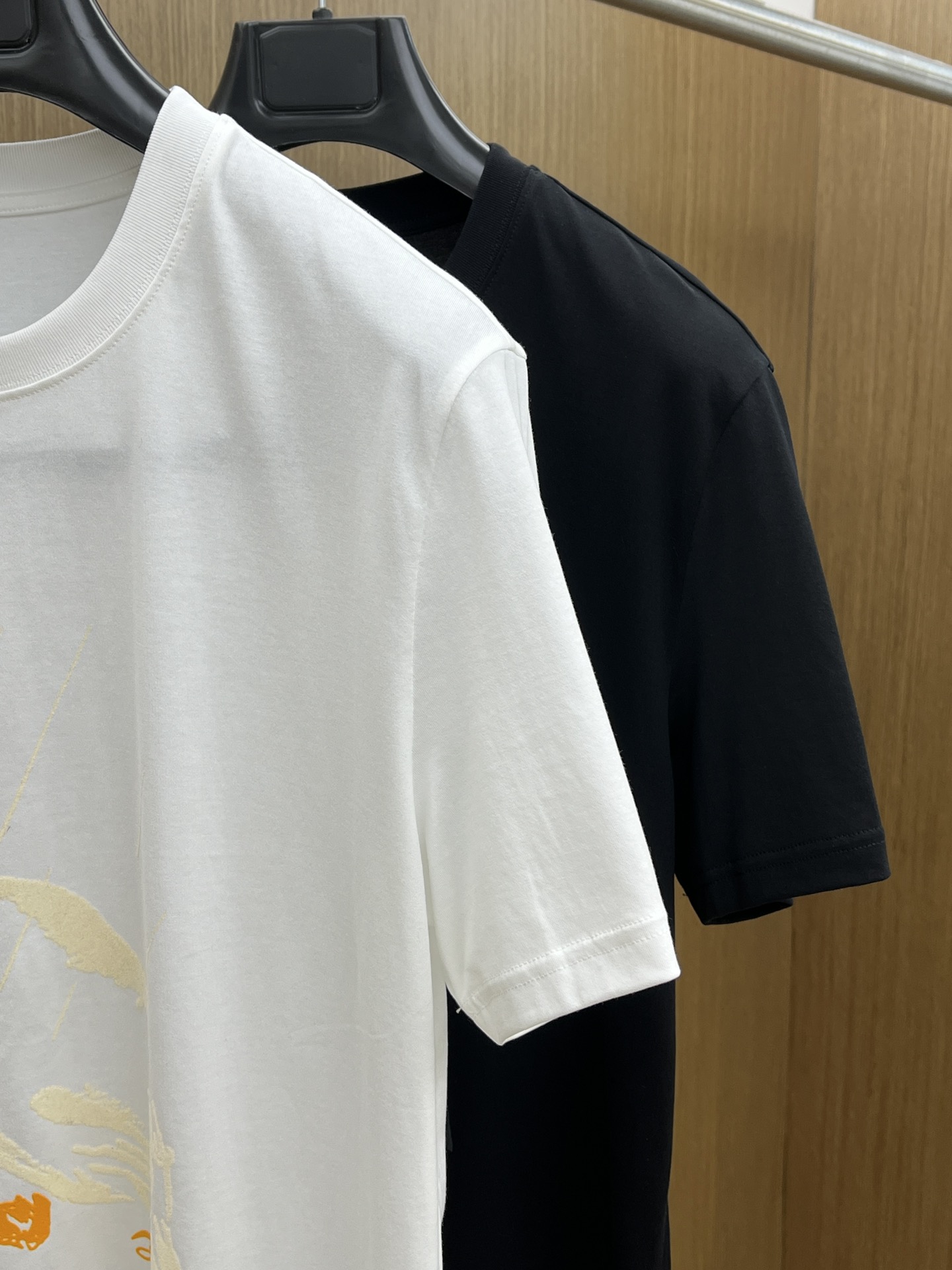 新品 Mon 🔥SS官网新款标识细节棉质T恤衫。订织全棉面料质感好，面料舒适亲肤 超级舒适 a60值得推