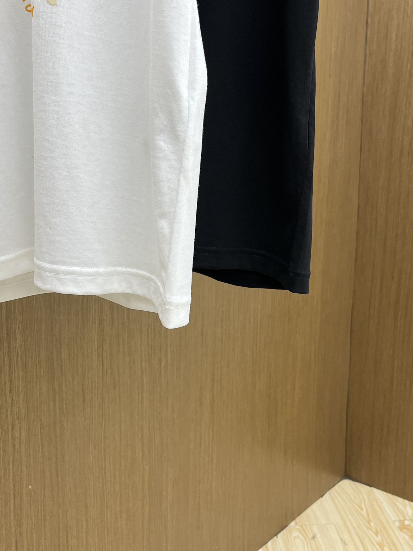 新品 Mon 🔥SS官网新款标识细节棉质T恤衫。订织全棉面料质感好，面料舒适亲肤 超级舒适 a60值得推