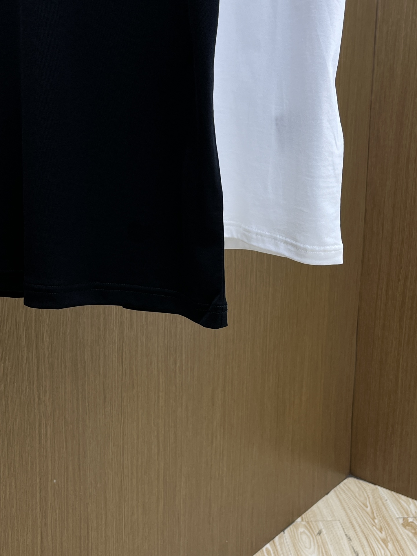 新品 Mon 🔥SS官网新款标识细节棉质T恤衫。订织全棉面料质感好，面料舒适亲肤 超级舒适 a60值得推