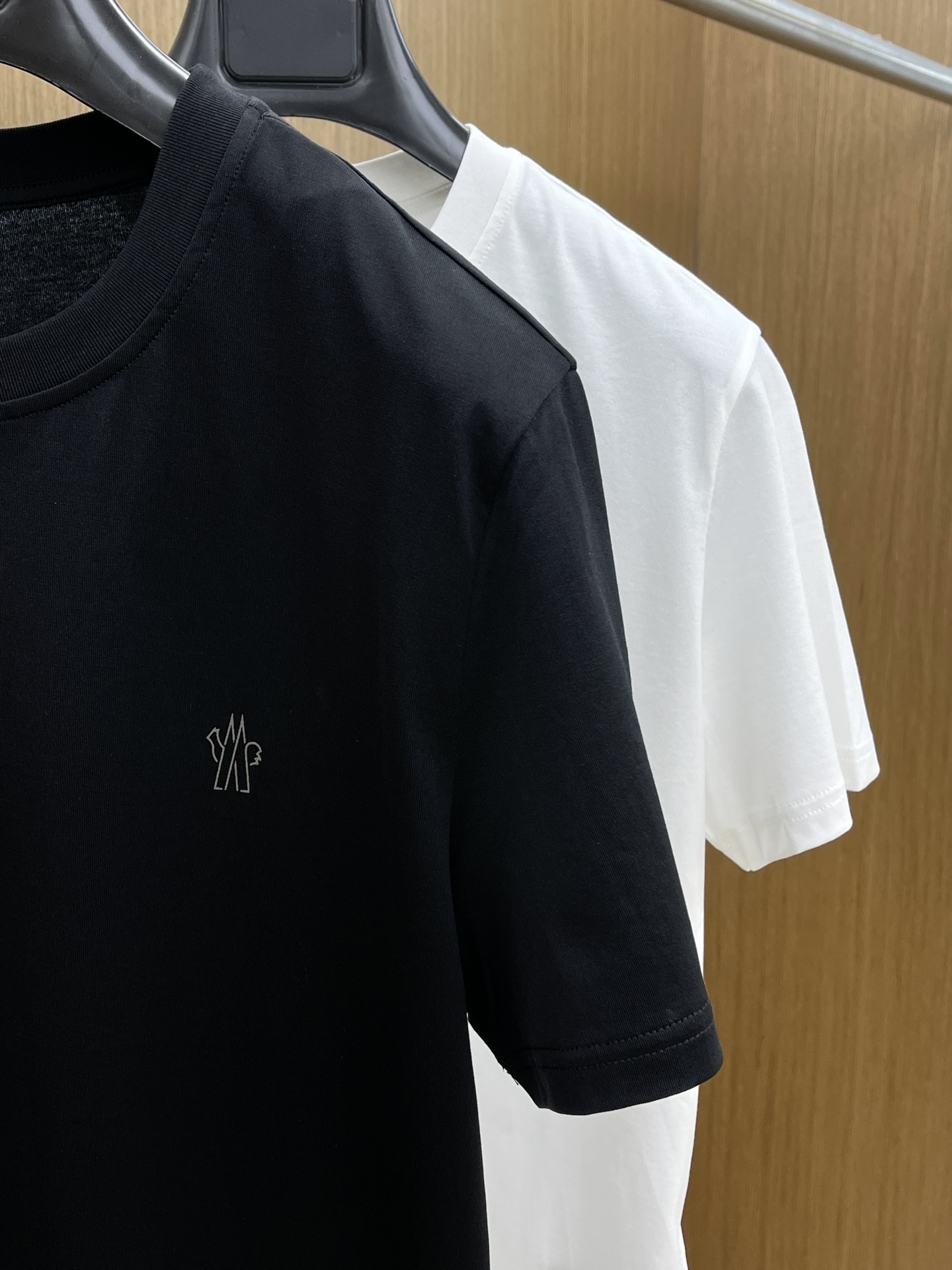 新品 Mon 🔥SS官网新款标识细节棉质T恤衫。订织全棉面料质感好，面料舒适亲肤 超级舒适 a60值得推