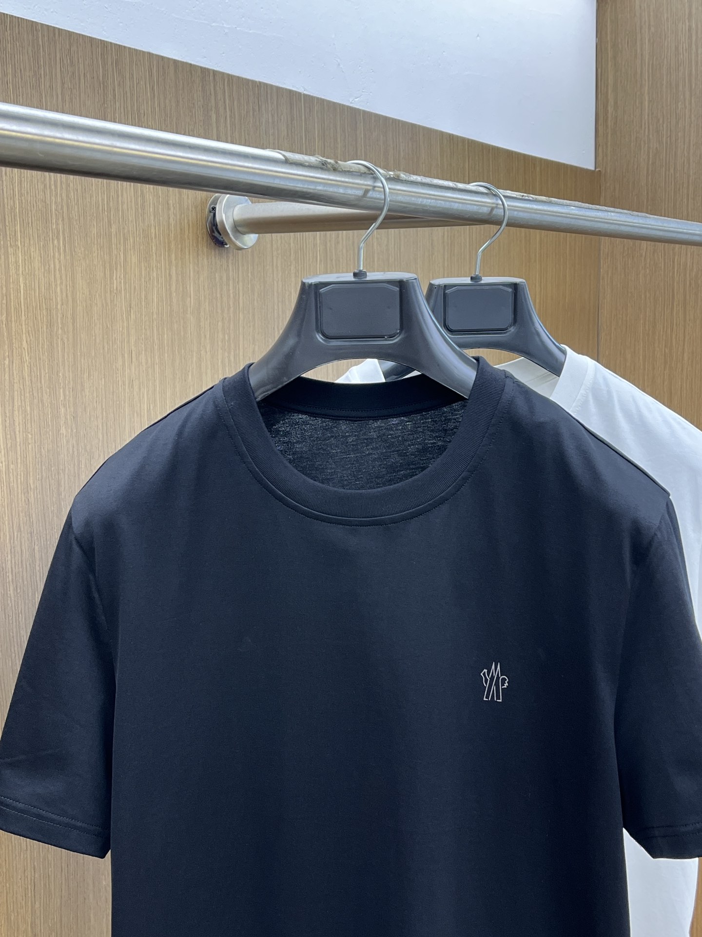 新品 Mon 🔥SS官网新款标识细节棉质T恤衫。订织全棉面料质感好，面料舒适亲肤 超级舒适 a60值得推