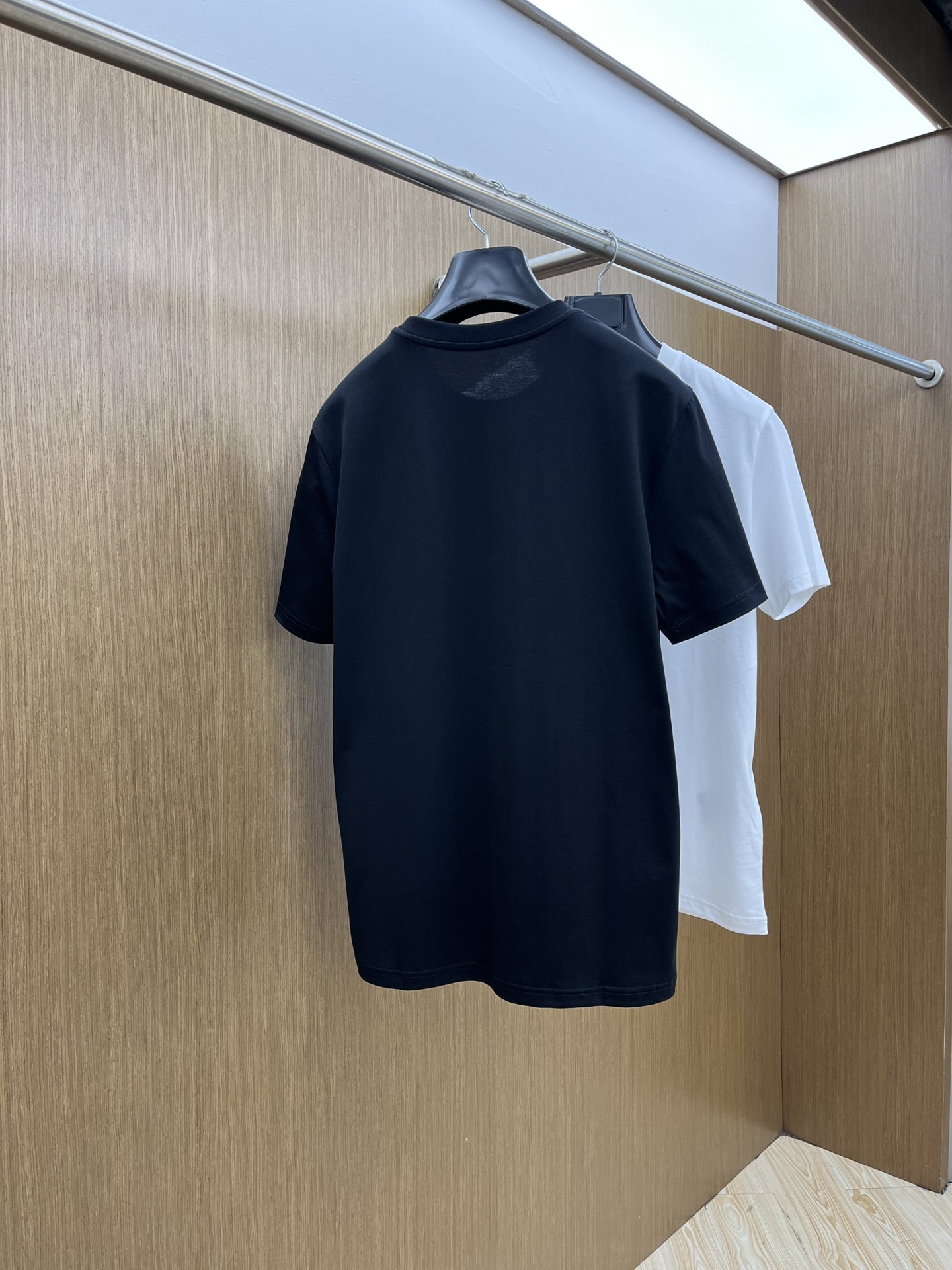 新品 Mon 🔥SS官网新款标识细节棉质T恤衫。订织全棉面料质感好，面料舒适亲肤 超级舒适 a60值得推