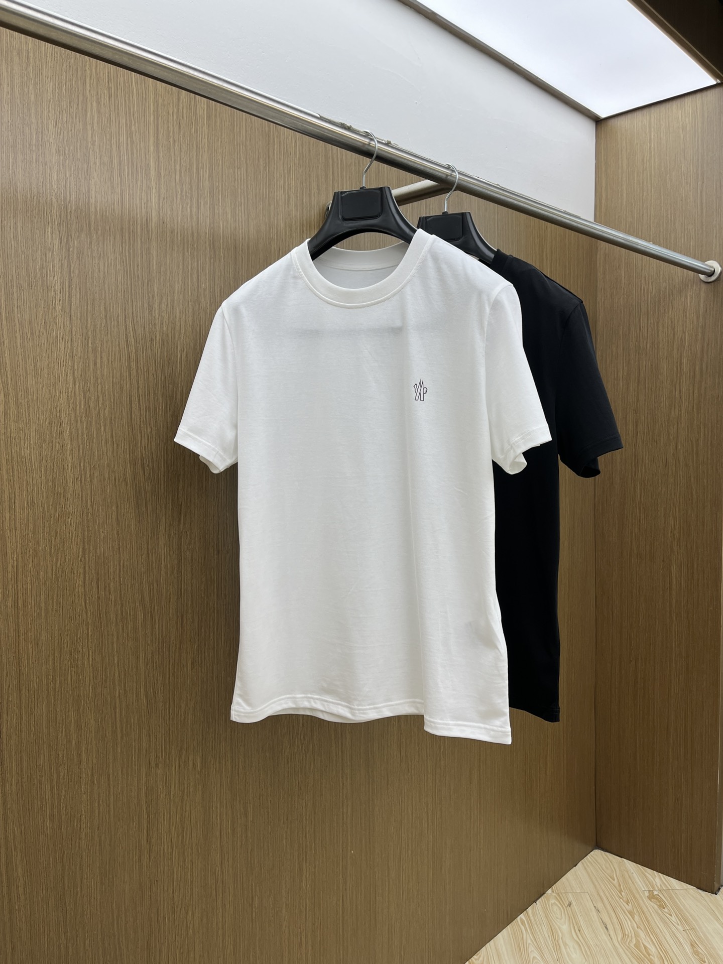 NO:475218,New product Mon SS official website new logo details cotton T-shirt. Ordered cotton fabric has good texture, the fabric is comfortable and skin-friendly. Super comfortable a60 is worth recommending. Color: black, white. Size: S-M-L-XL-XXL.,,tees, t-shirt,alexander wang19860909新品 Mon SS官网新款标识细节棉质T恤衫.订织全棉面料质感好,面料舒适亲肤 超级舒适 a60值得推荐 颜色:黑,白色. 尺码:S-M-L-XL-XXL.,,tees，t-shirt,alexander wang,Men's clothing