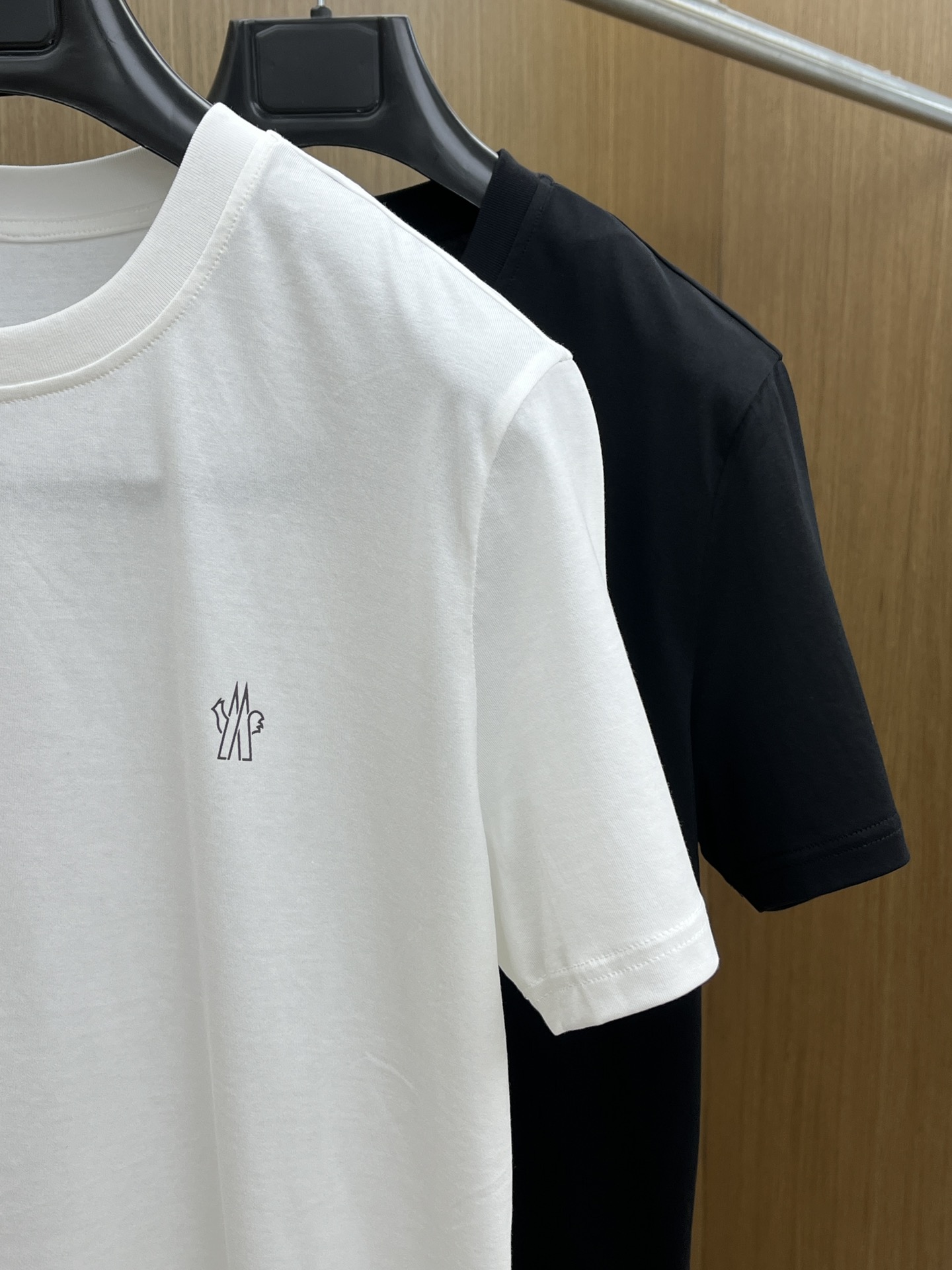 新品 Mon 🔥SS官网新款标识细节棉质T恤衫。订织全棉面料质感好，面料舒适亲肤 超级舒适 a60值得推