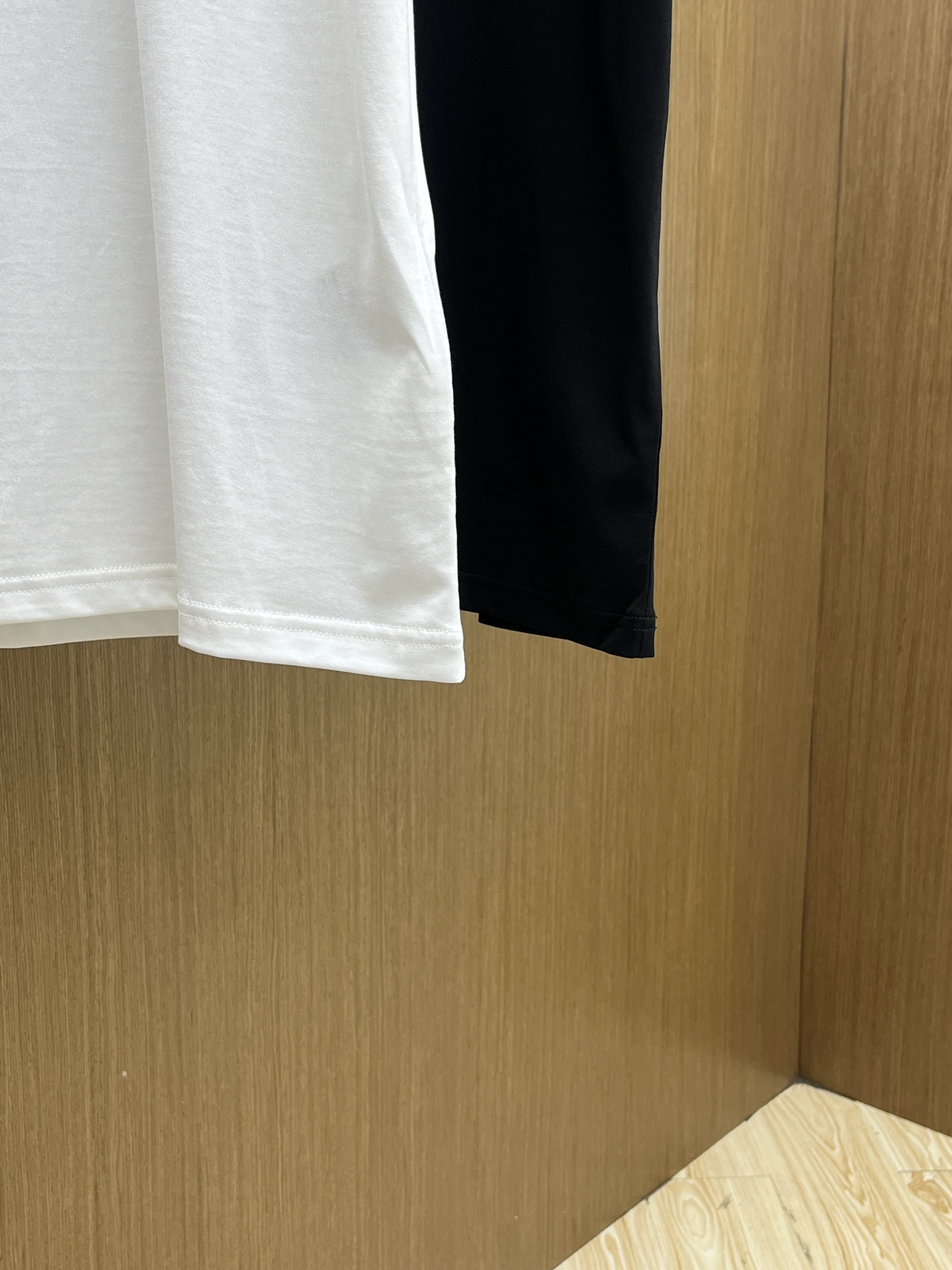 新品 Mon 🔥SS官网新款标识细节棉质T恤衫。订织全棉面料质感好，面料舒适亲肤 超级舒适 a60值得推