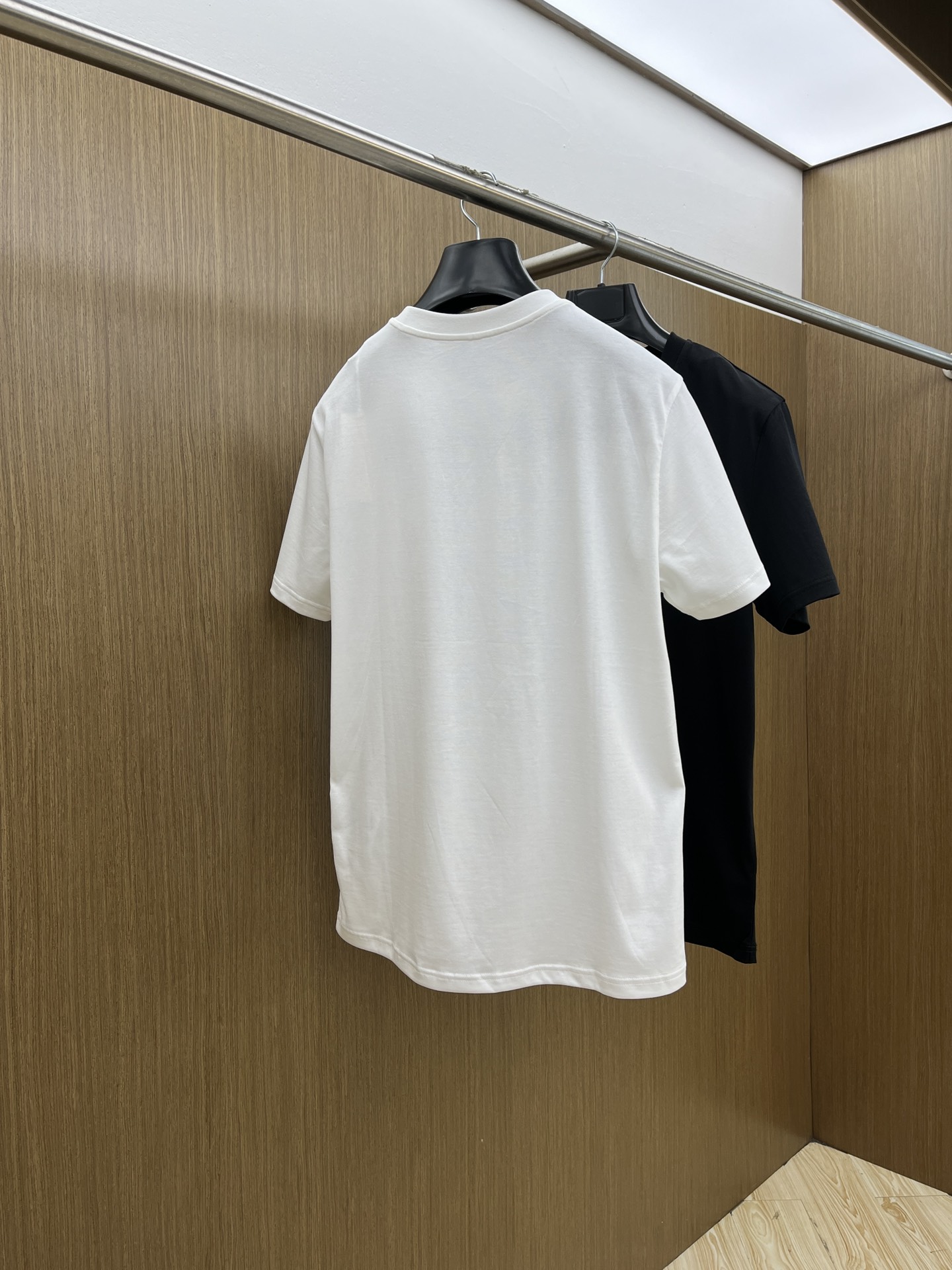 新品 Mon 🔥SS官网新款标识细节棉质T恤衫。订织全棉面料质感好，面料舒适亲肤 超级舒适 a60值得推