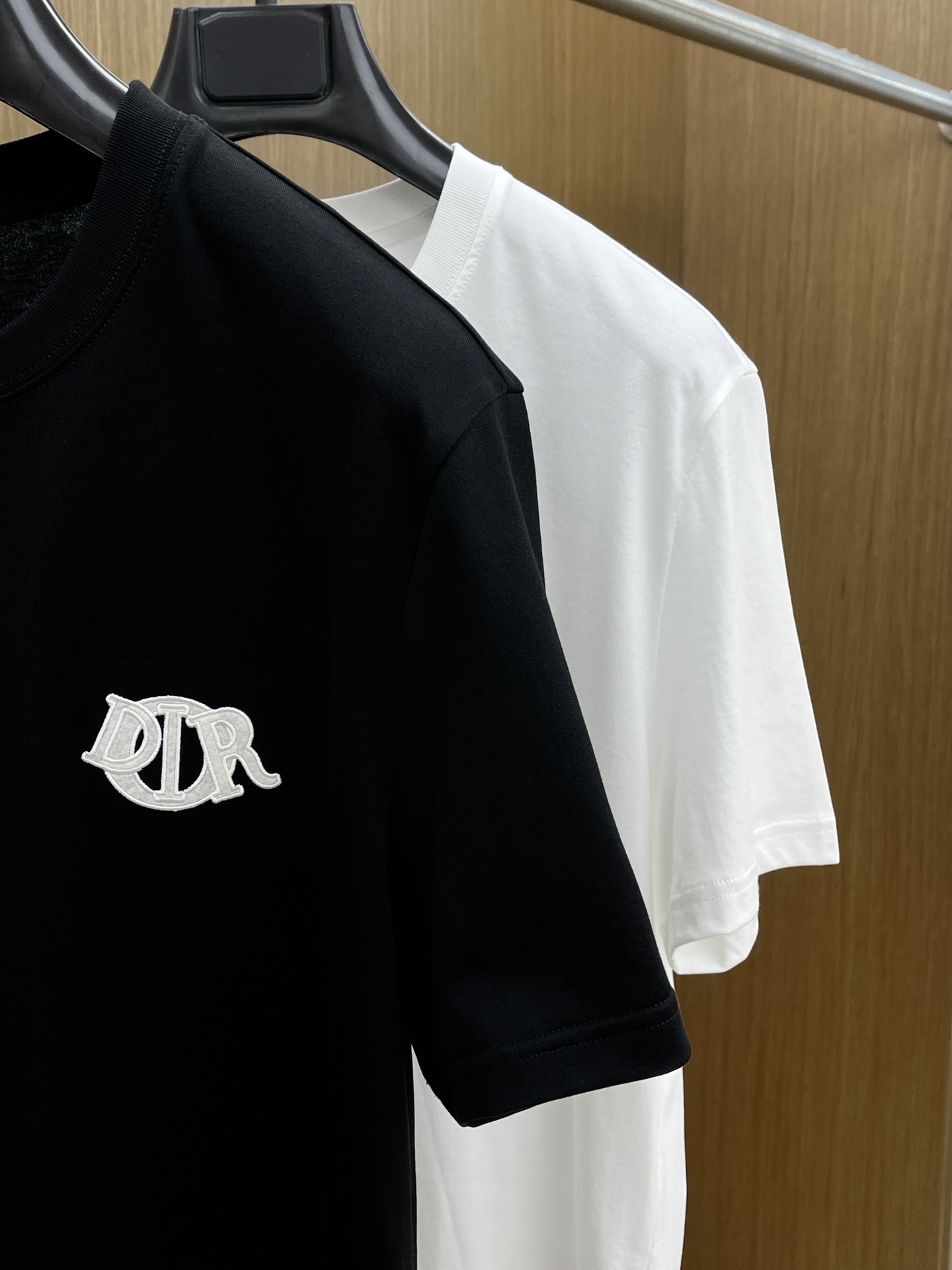 新品 CD 🔥SS官网新款标识细节棉质T恤衫。订织全棉面料质感好，面料舒适亲肤 超级舒适 a60值得推荐