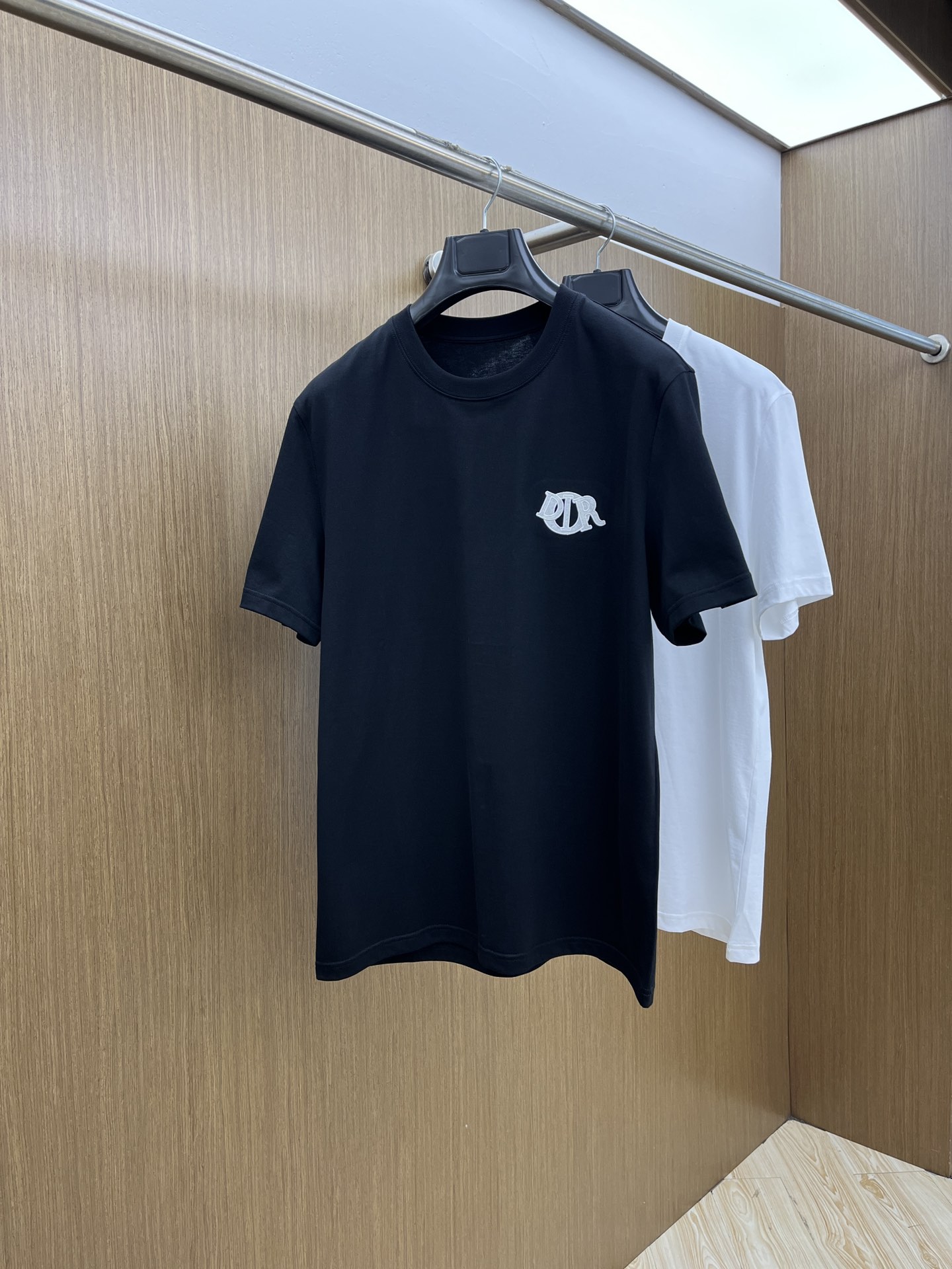 新品 CD 🔥SS官网新款标识细节棉质T恤衫。订织全棉面料质感好，面料舒适亲肤 超级舒适 a60值得推荐