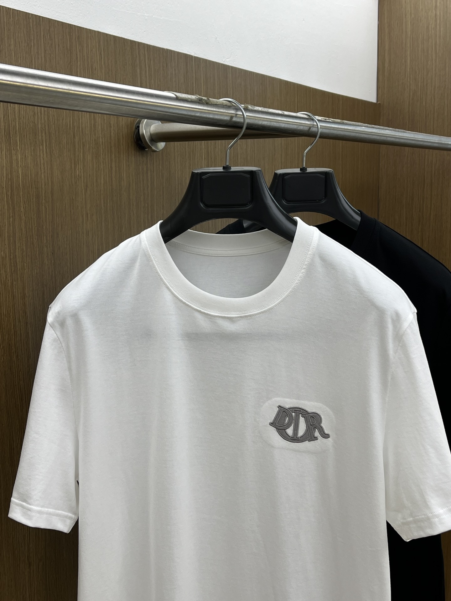 新品 CD 🔥SS官网新款标识细节棉质T恤衫。订织全棉面料质感好，面料舒适亲肤 超级舒适 a60值得推荐