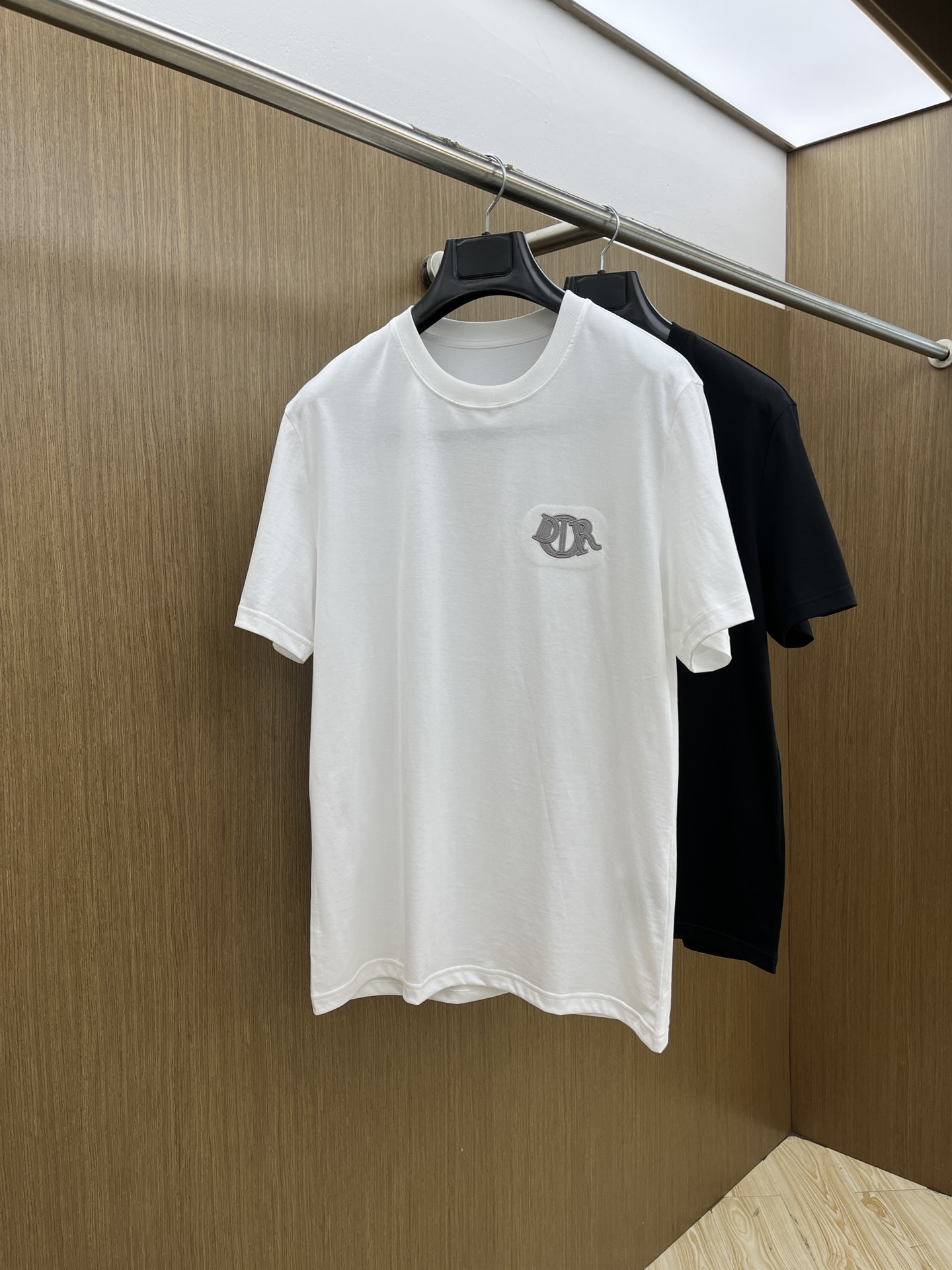 NO:475225,New product CD SS official website new logo details cotton T-shirt. Ordered cotton fabric has good texture, the fabric is comfortable and skin-friendly. Super comfortable a60 is worth recommending. Color: black, white. Size: S-M-L-XL-XXL., tees, t-shirt, alexander wang19860909新品 CD SS官网新款标识细节棉质T恤衫.订织全棉面料质感好,面料舒适亲肤 超级舒适 a60值得推荐 颜色:黑,白色. 尺码:S-M-L-XL-XXL.,,tees，t-shirt,alexander wang,Men's clothing