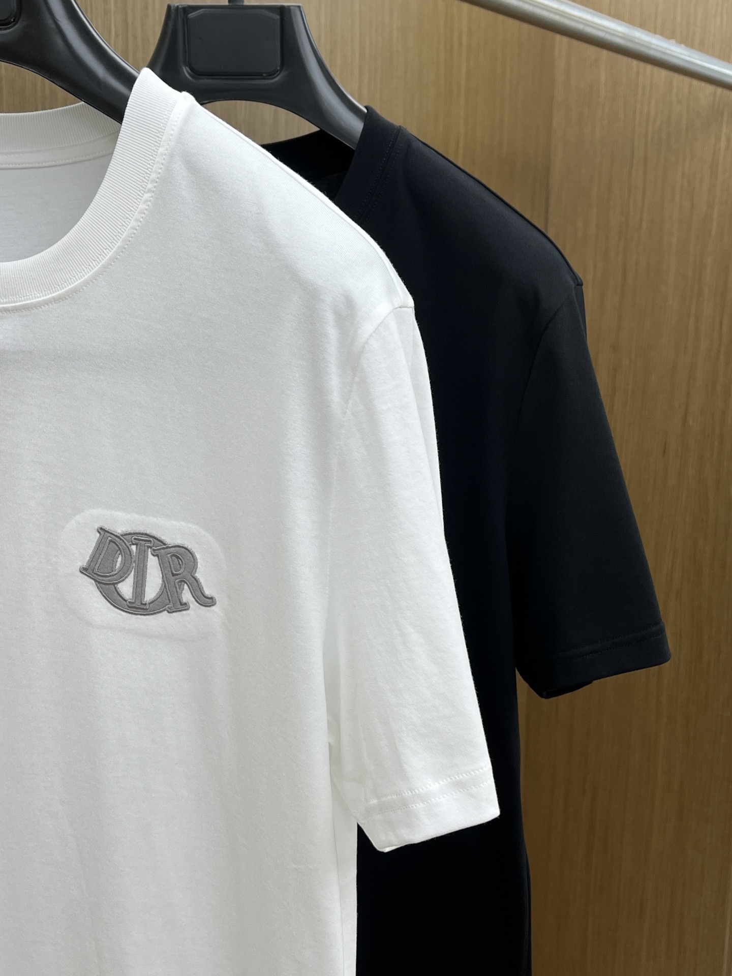 新品 CD 🔥SS官网新款标识细节棉质T恤衫。订织全棉面料质感好，面料舒适亲肤 超级舒适 a60值得推荐