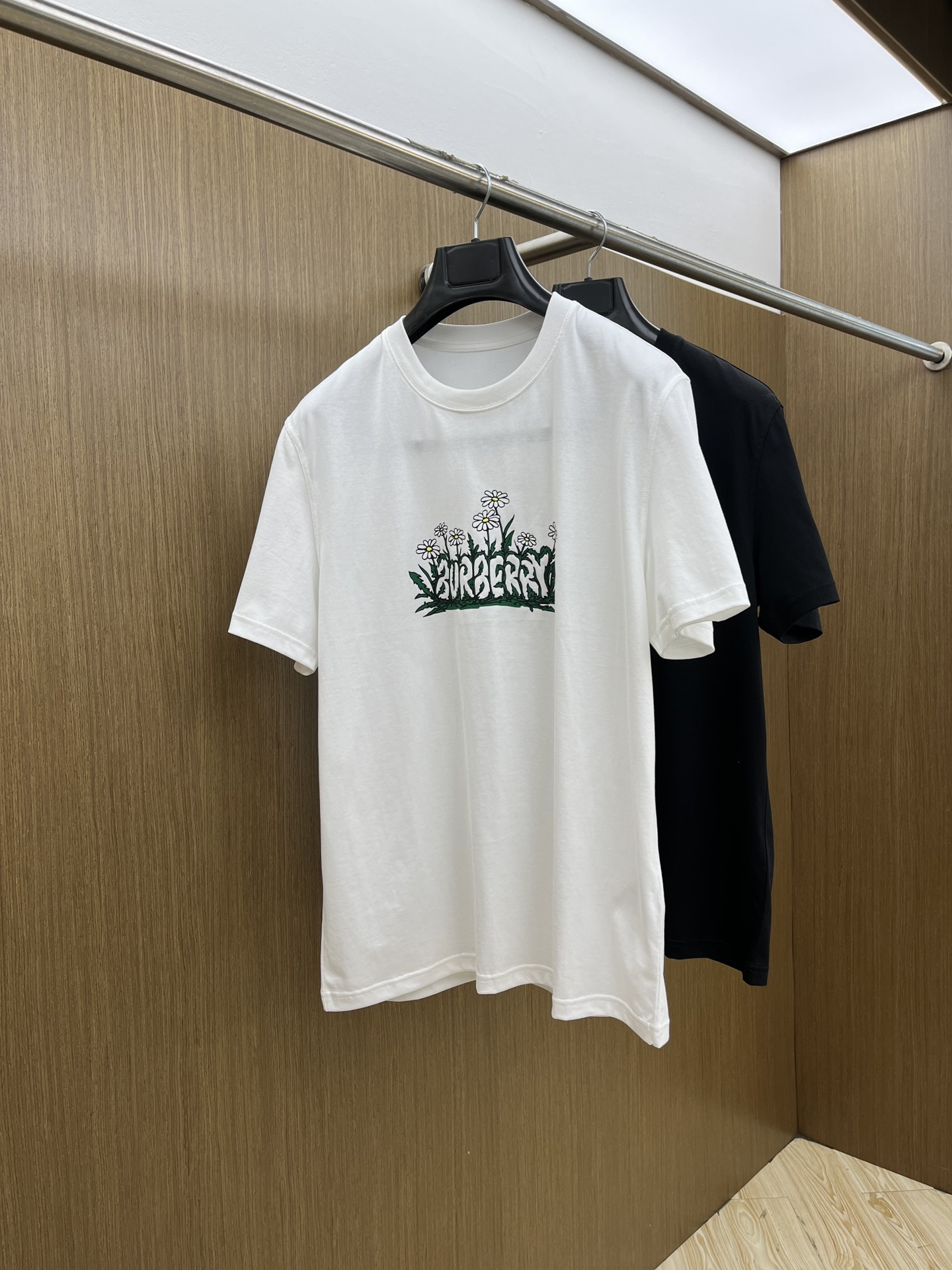NO:475232,New product BBR SS official website new logo details cotton T-shirt. Ordered cotton fabric has good texture, the fabric is comfortable and skin-friendly. Super comfortable a60 is worth recommending. Color: black, white. Size: S-M-L-XL-XXL., tees, t-shirt, alexander wang19860909新品 BBR SS官网新款标识细节棉质T恤衫.订织全棉面料质感好,面料舒适亲肤 超级舒适 a60值得推荐 颜色:黑,白色. 尺码:S-M-L-XL-XXL.,,tees，t-shirt,alexander wang,Men's clothing