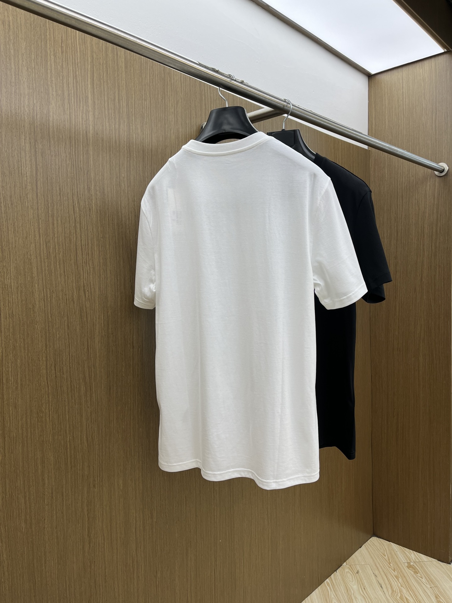 新品 Mon 🔥SS官网新款标识细节棉质T恤衫。订织全棉面料质感好，面料舒适亲肤 超级舒适 a60值得推