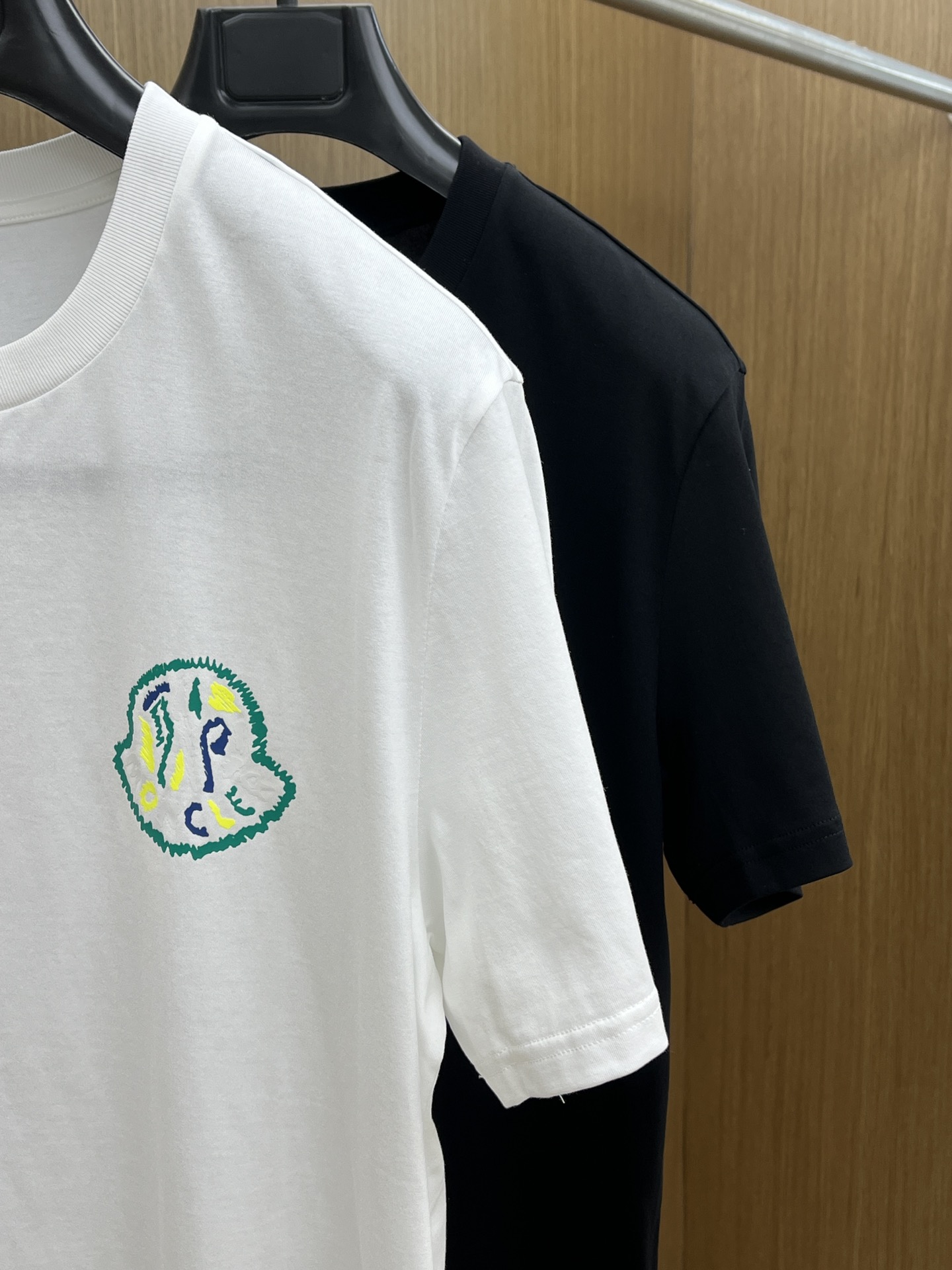 新品 Mon 🔥SS官网新款标识细节棉质T恤衫。订织全棉面料质感好，面料舒适亲肤 超级舒适 a60值得推