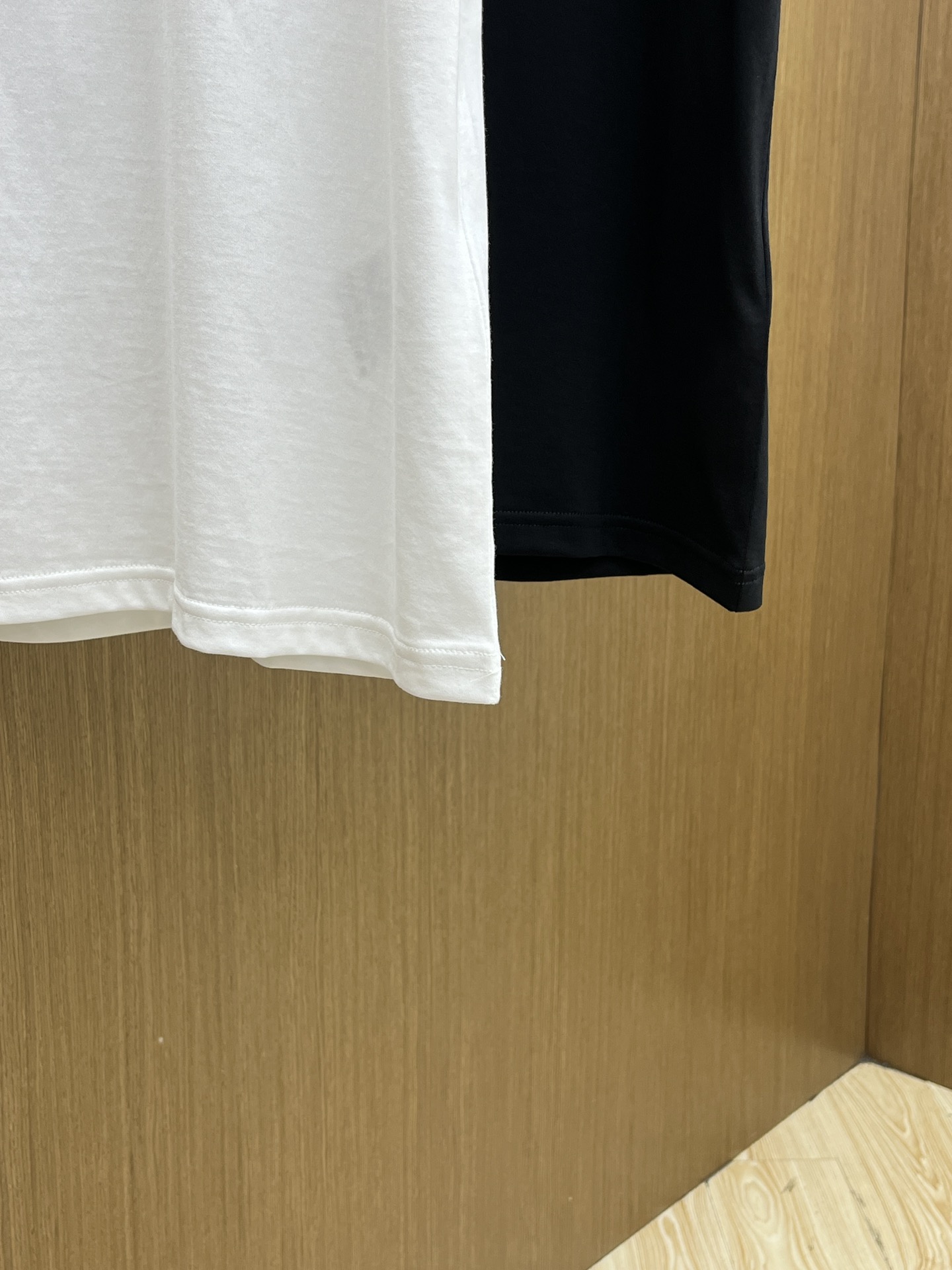 新品 Mon 🔥SS官网新款标识细节棉质T恤衫。订织全棉面料质感好，面料舒适亲肤 超级舒适 a60值得推