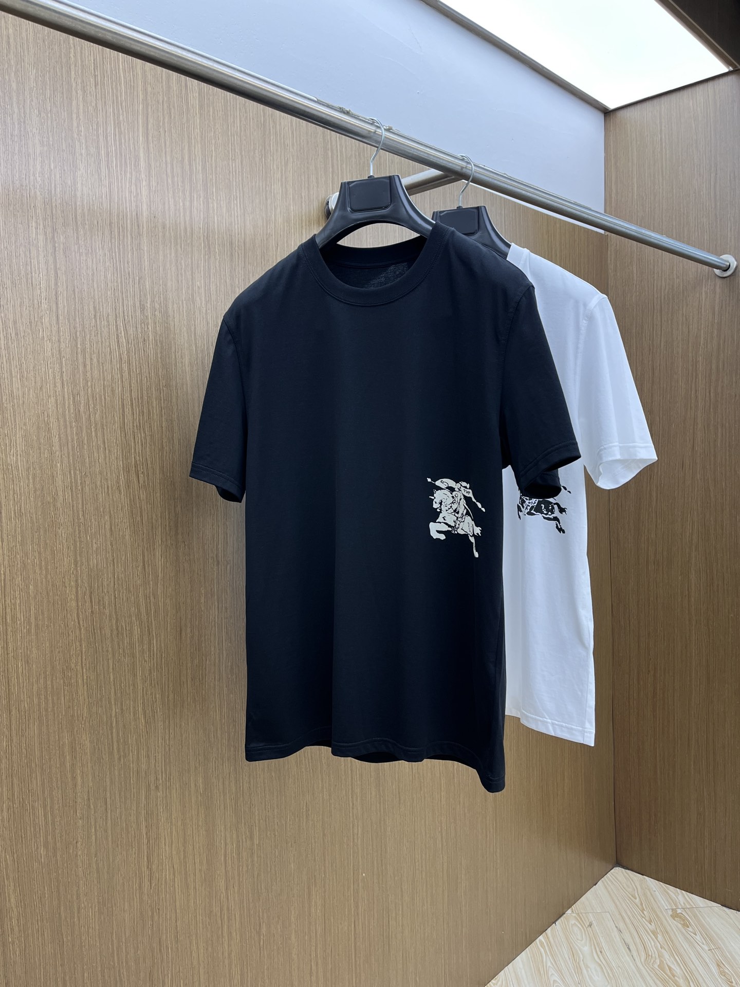 Burberry Cotton T-Shirt - New 2025SS Collection - Comfortable & Stylish 2 i1748287261 5692 5