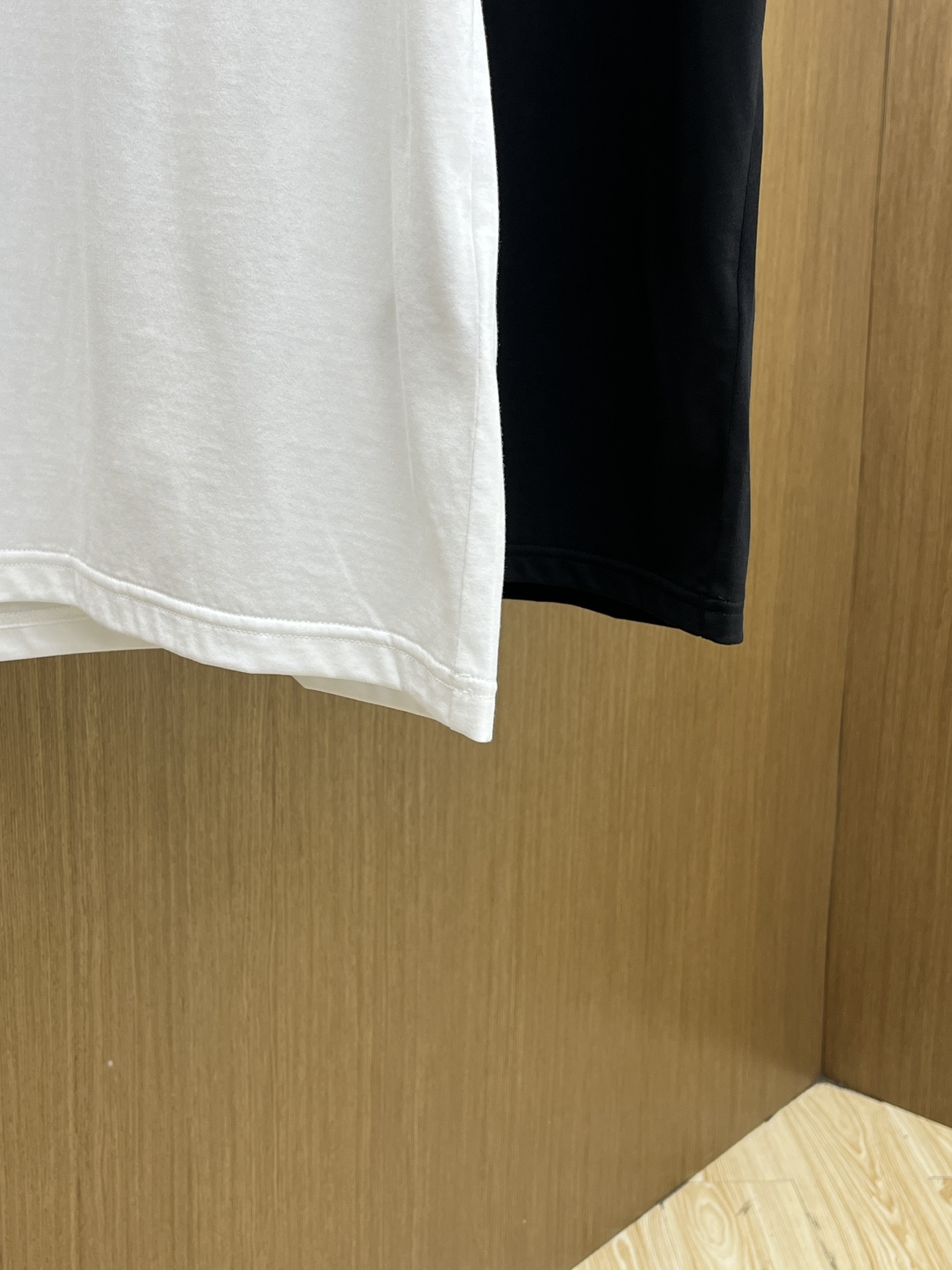 Burberry Cotton T-Shirt with Logo Detail | Soft & Comfortable | P221016 8 i1748287277 2075 4