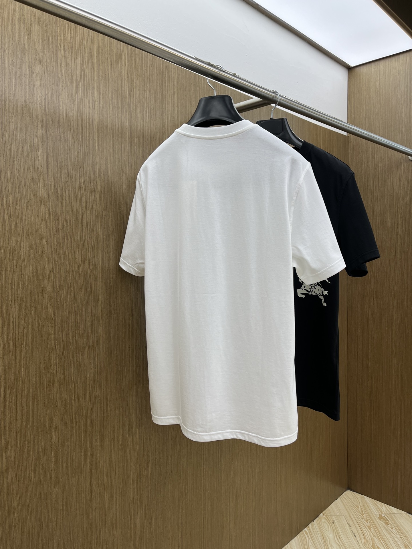 Burberry Cotton T-Shirt with Logo Detail | Soft & Comfortable | P221016 10 i1748287277 8603 6