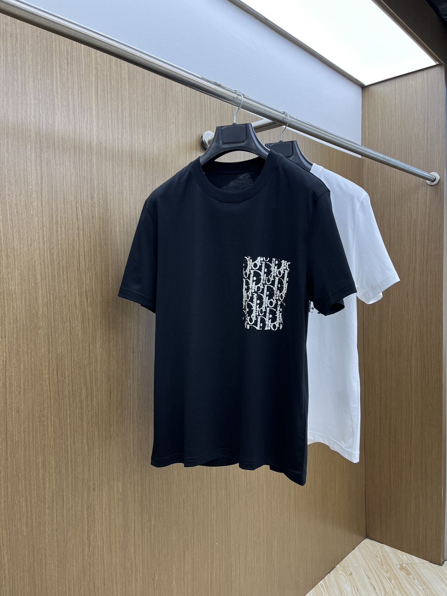 新品 CD 🔥SS官网新款标识细节棉质T恤衫。订织全棉面料质感好，面料舒适亲肤 超级舒适 a60值得推荐