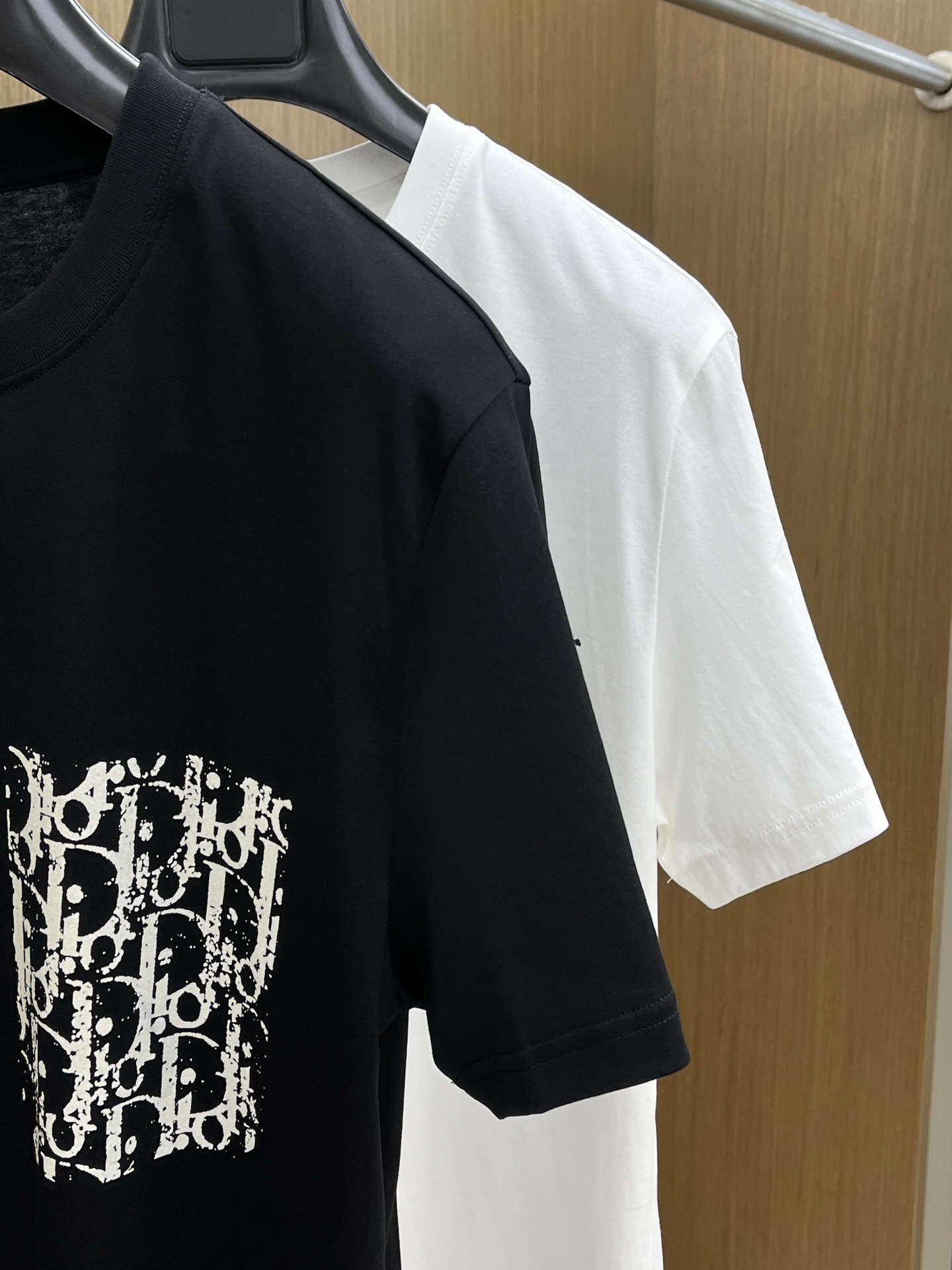 新品 CD 🔥SS官网新款标识细节棉质T恤衫。订织全棉面料质感好，面料舒适亲肤 超级舒适 a60值得推荐