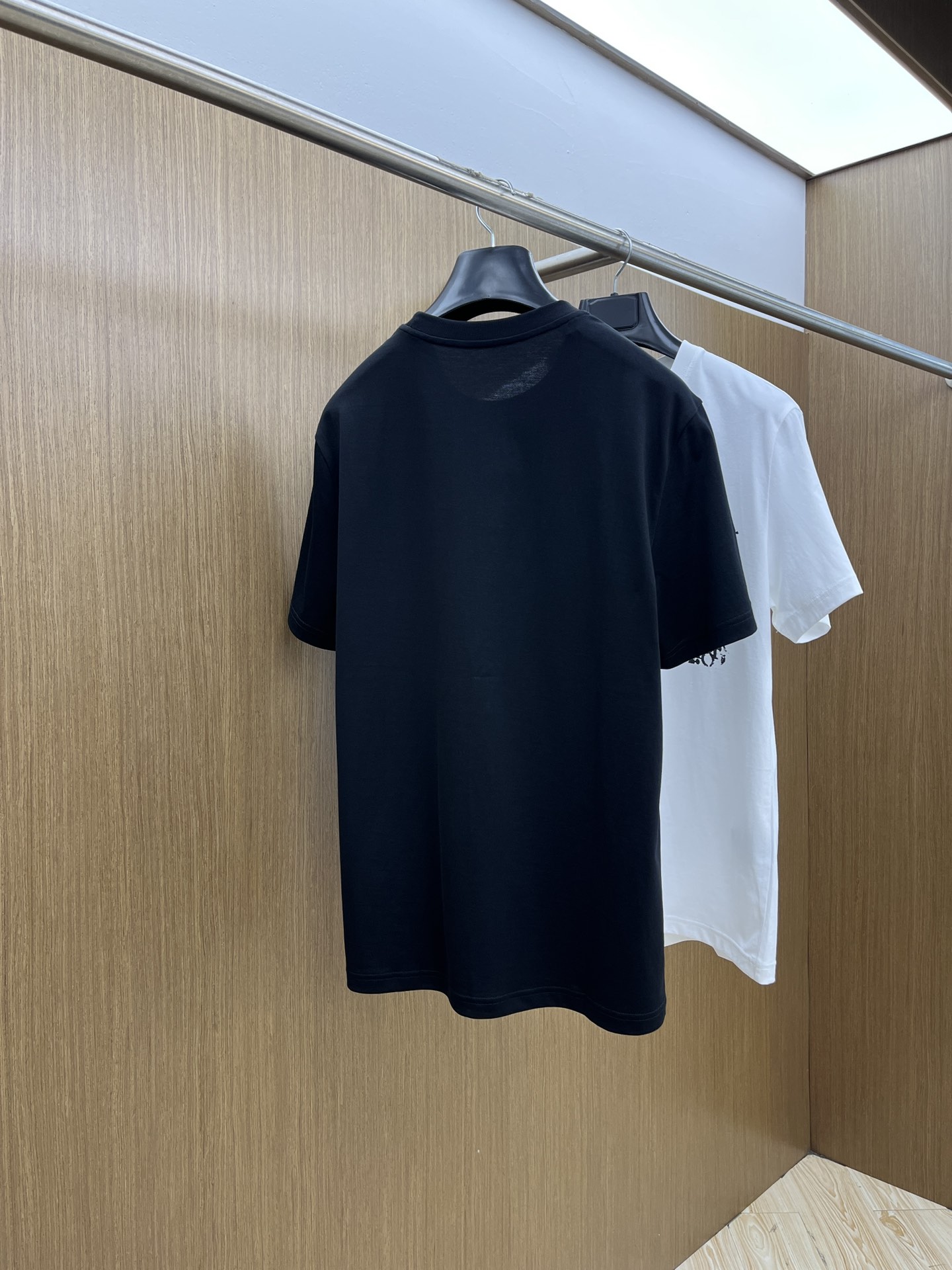 新品 CD 🔥SS官网新款标识细节棉质T恤衫。订织全棉面料质感好，面料舒适亲肤 超级舒适 a60值得推荐