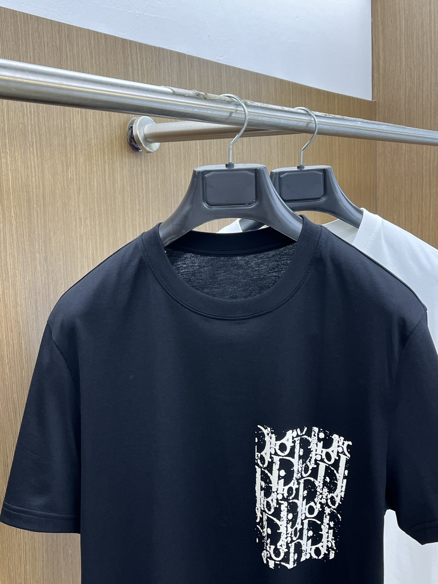 新品 CD 🔥SS官网新款标识细节棉质T恤衫。订织全棉面料质感好，面料舒适亲肤 超级舒适 a60值得推荐