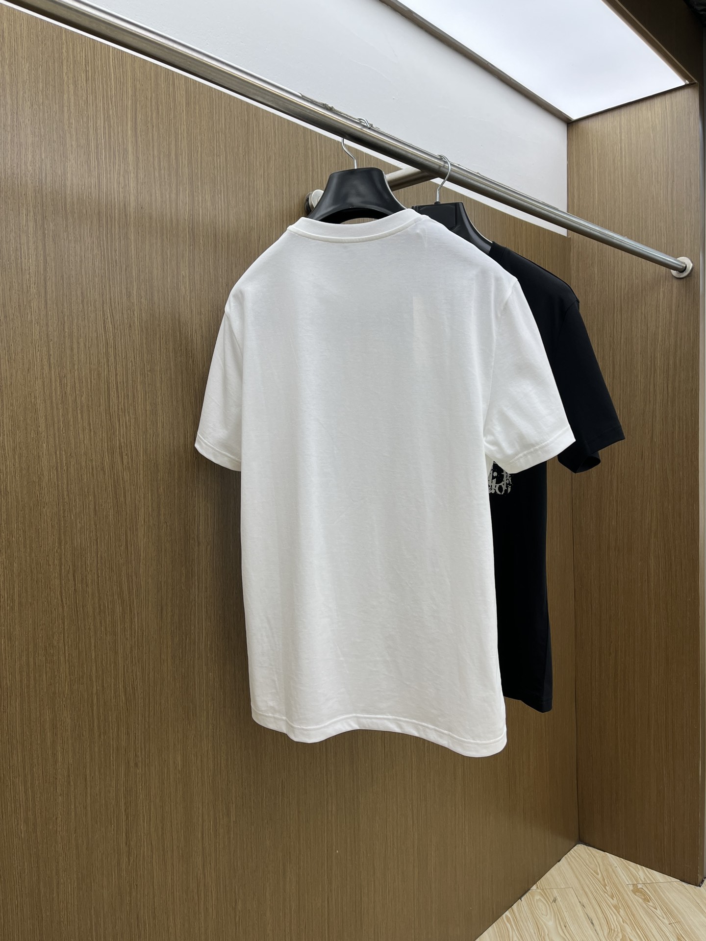 新品 CD 🔥SS官网新款标识细节棉质T恤衫。订织全棉面料质感好，面料舒适亲肤 超级舒适 a60值得推荐