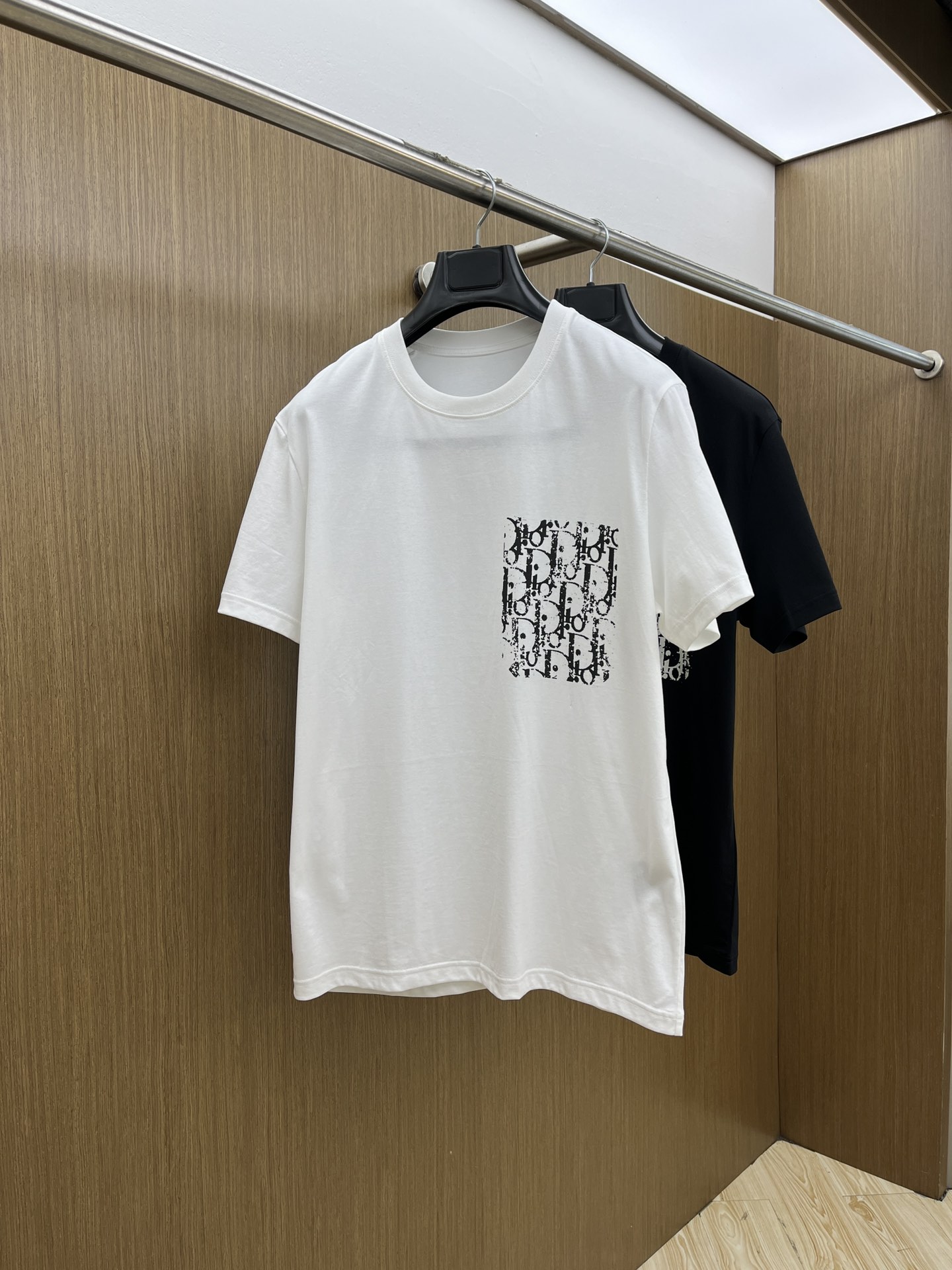 NO:475253,New product CD SS official website new logo details cotton T-shirt. Ordered cotton fabric has good texture, the fabric is comfortable and skin-friendly. Super comfortable a60 is worth recommending. Color: black, white. Size: S-M-L-XL-XXL., tees, t-shirt, alexander wang19860909新品 CD SS官网新款标识细节棉质T恤衫.订织全棉面料质感好,面料舒适亲肤 超级舒适 a60值得推荐 颜色:黑,白色. 尺码:S-M-L-XL-XXL.,,tees，t-shirt,alexander wang,Men's clothing