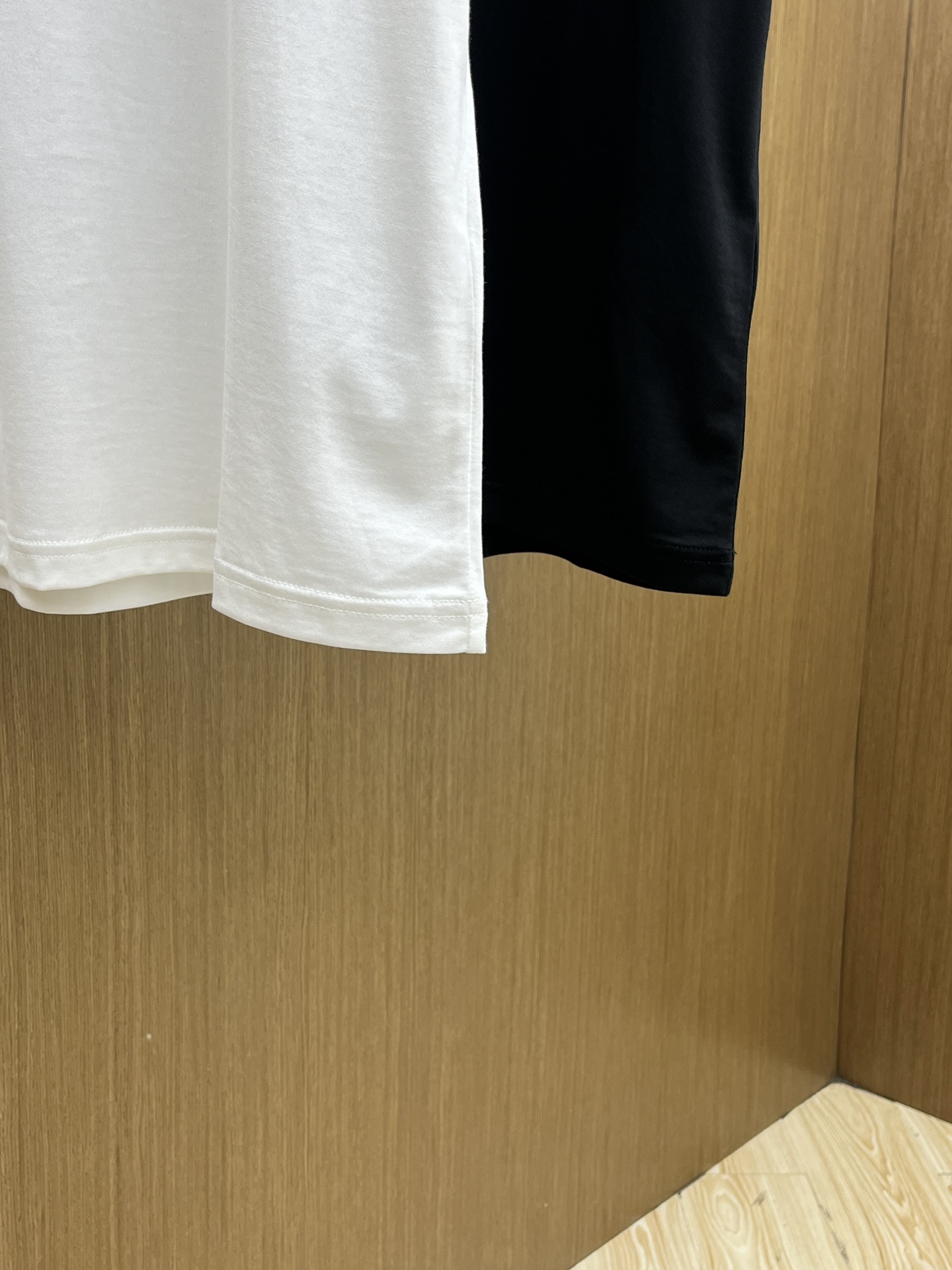 Burberry Cotton T-Shirt with Logo Detail | Soft & Comfortable 7 i1748287347 479 3
