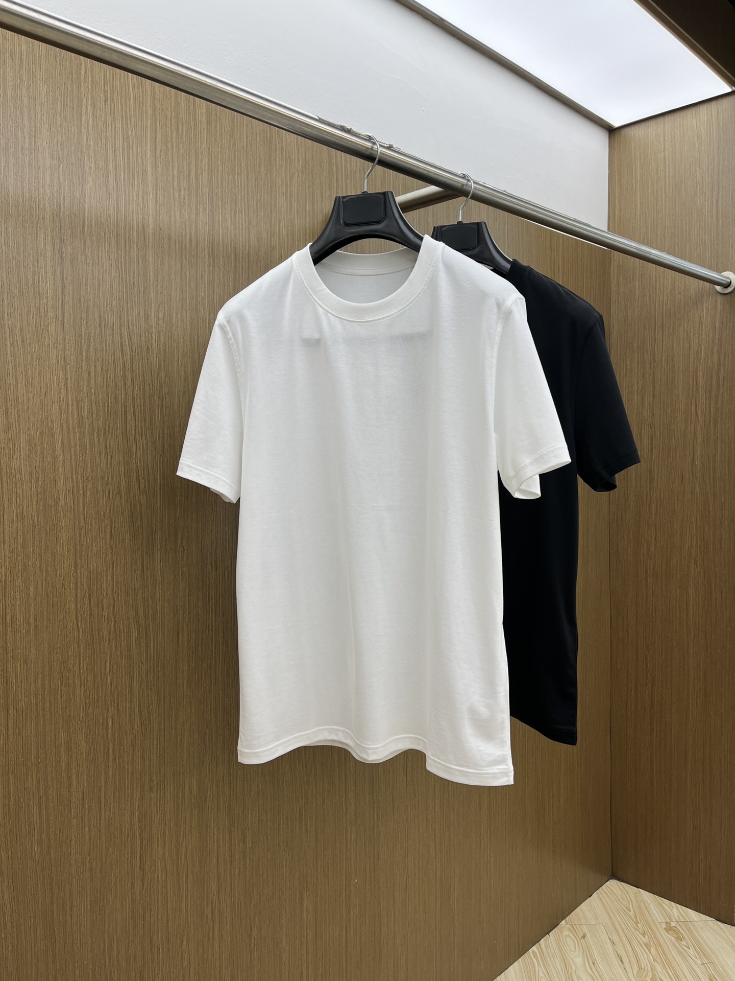 Burberry Cotton T-Shirt with Logo Detail | Soft & Comfortable 2 i1748287347 7321 6