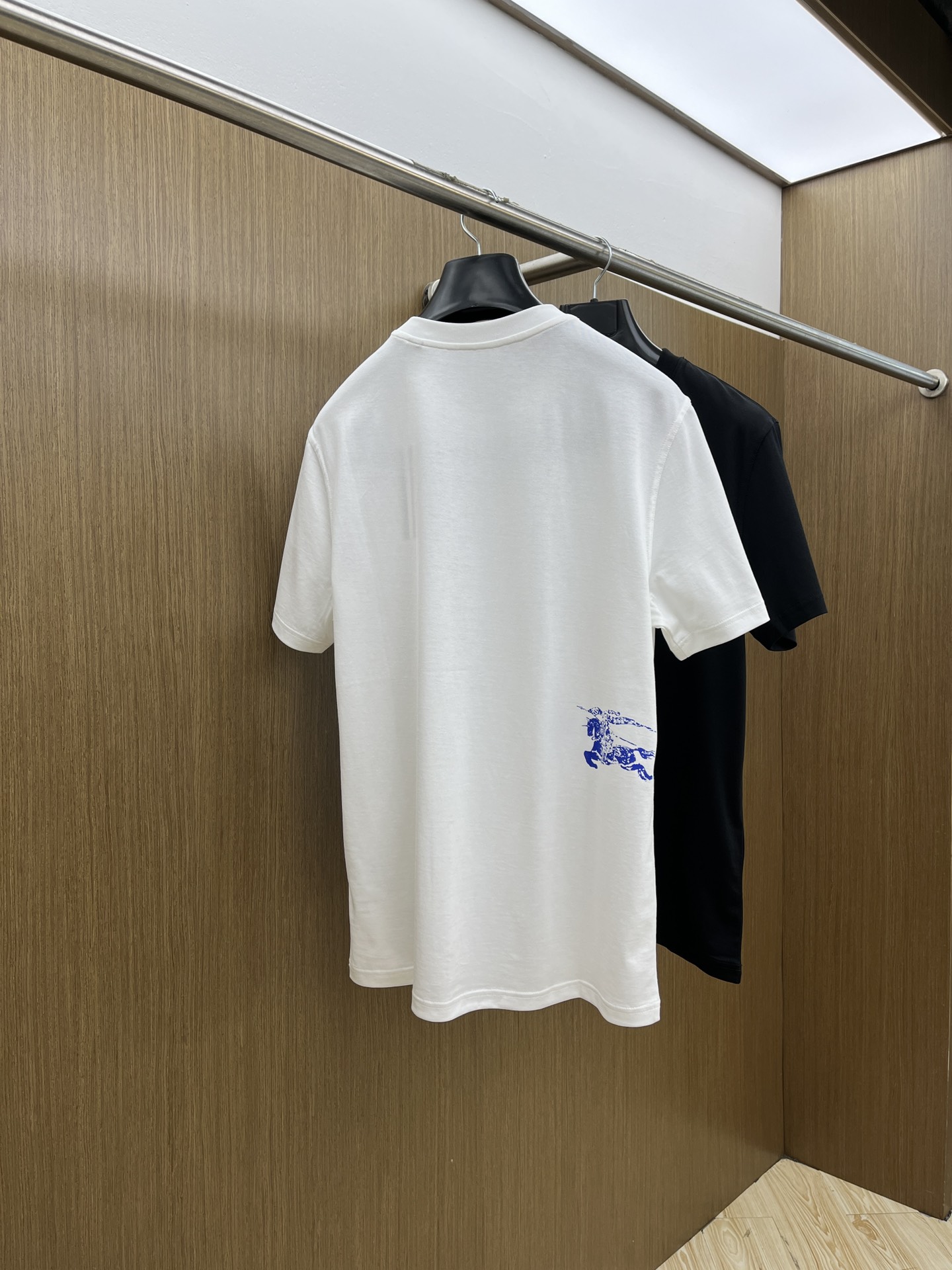 Burberry Cotton T-Shirt with Logo Detail | Soft & Comfortable 9 i1748287347 7533 1