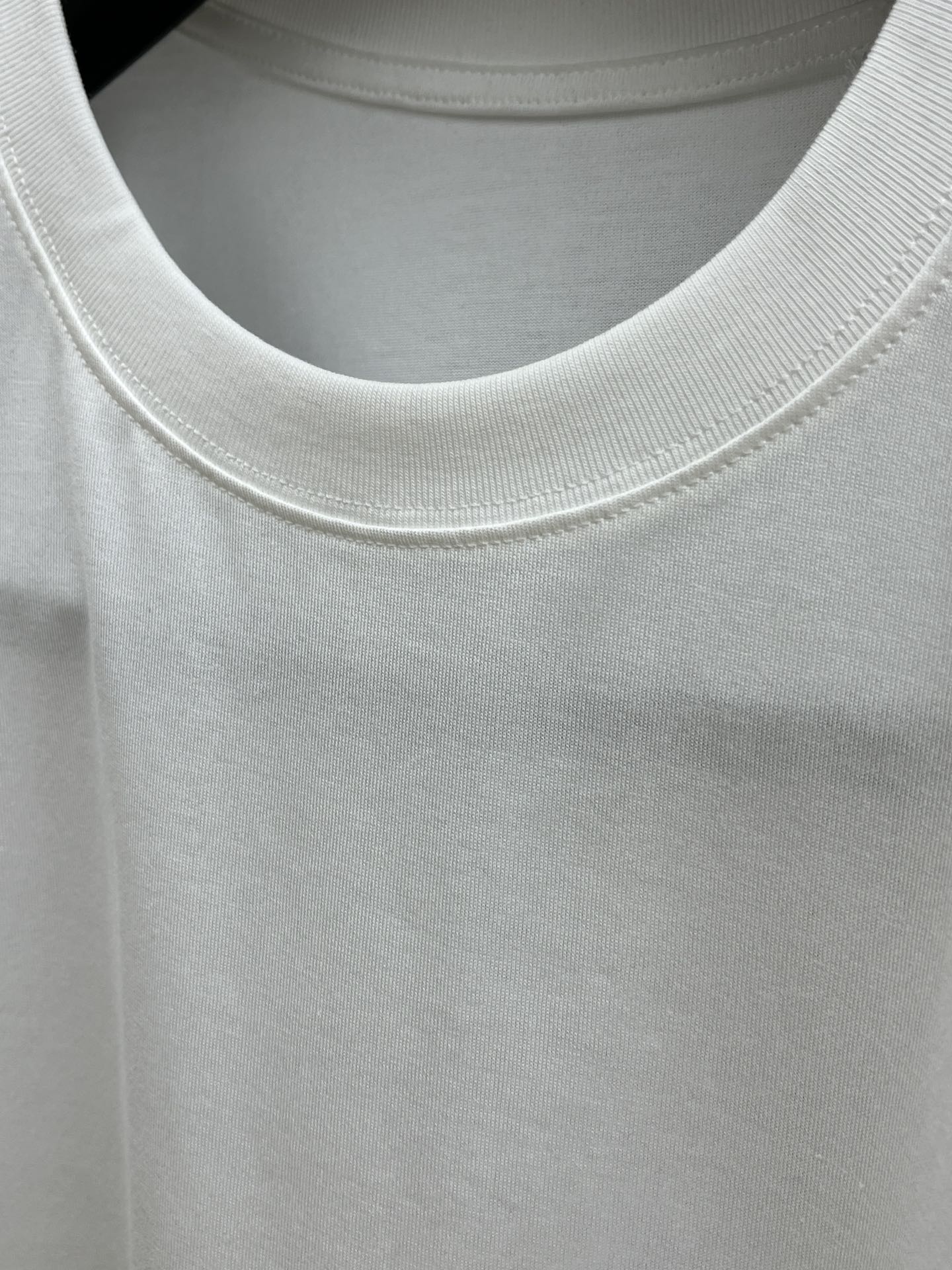 Burberry Cotton T-Shirt with Logo Detail | Soft & Comfortable 5 i1748287347 9584 5