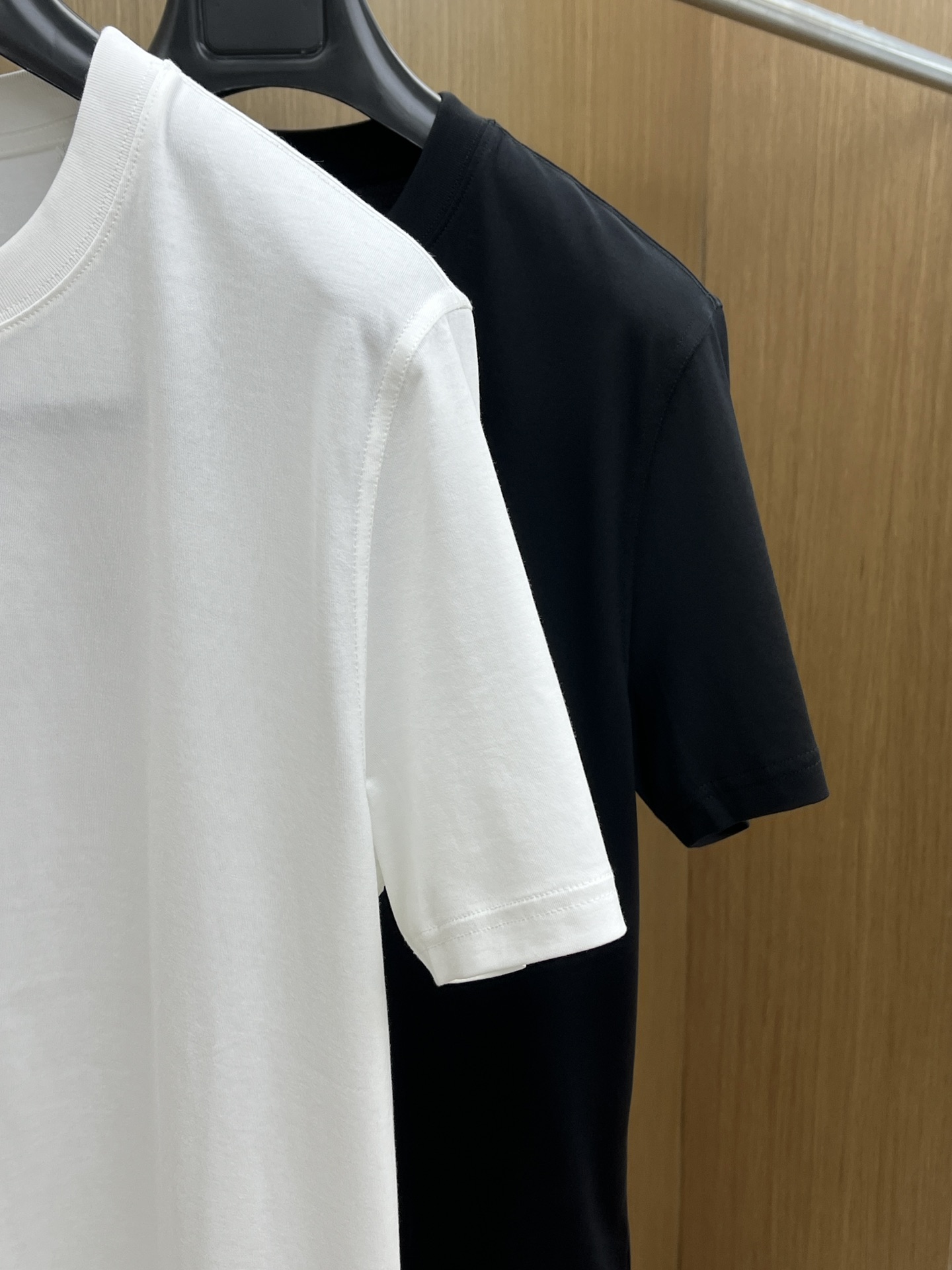 Burberry Cotton T-Shirt with Logo Detail | Soft & Comfortable 4 i1748287348 1320 7