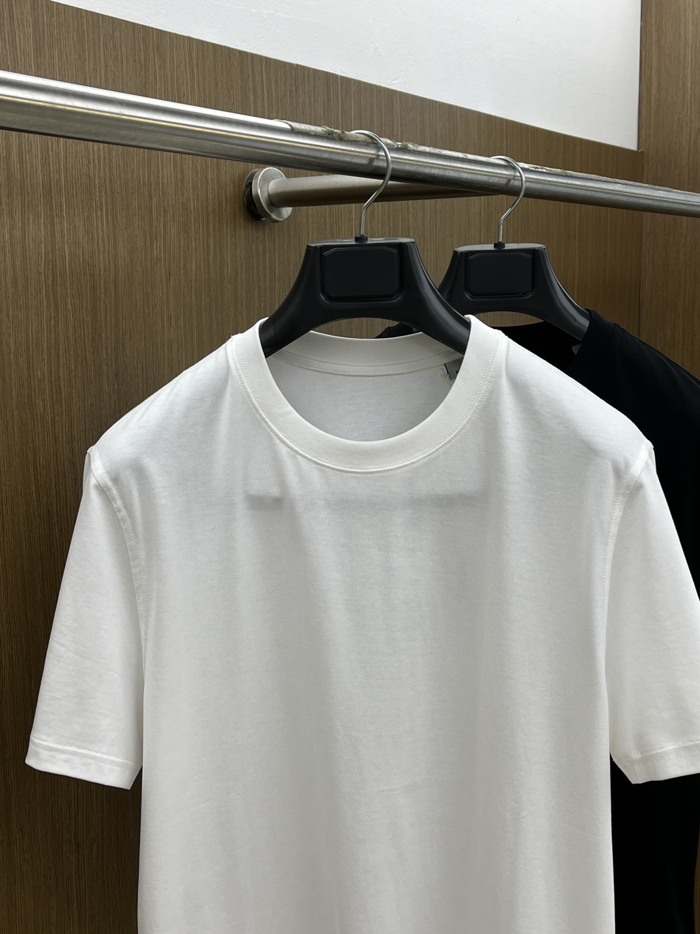 Burberry Cotton T-Shirt with Logo Detail | Soft & Comfortable 3 i1748287348 3576 8