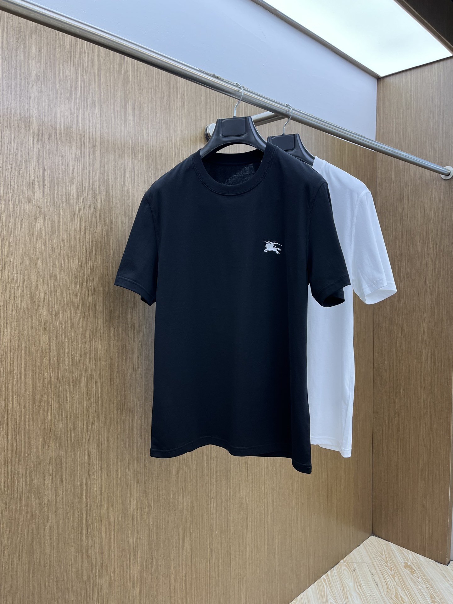 Burberry Cotton T-Shirt - New 2025SS Collection, Logo Detail, Comfortable Fit 2 i1748287366 2615 7