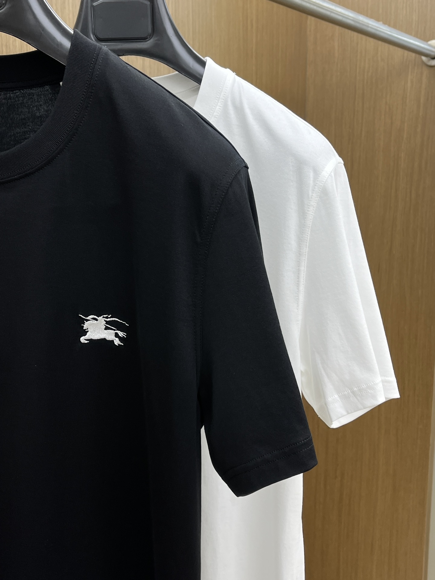 Burberry Cotton T-Shirt - New 2025SS Collection, Logo Detail, Comfortable Fit 4 i1748287366 3122 5