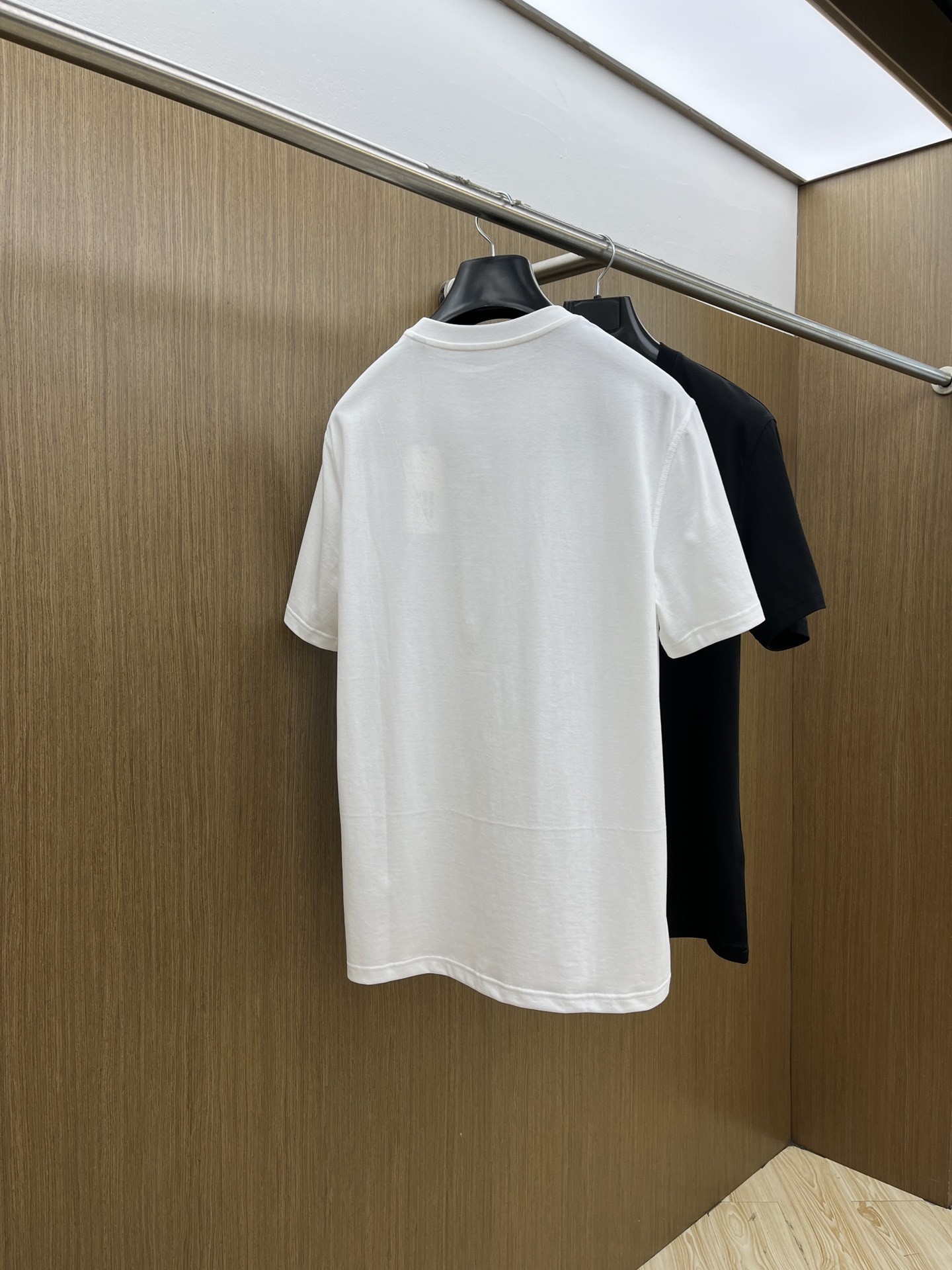 Burberry Cotton T-Shirt with Logo Detail | Soft & Comfortable 10 i1748287385 3081 3