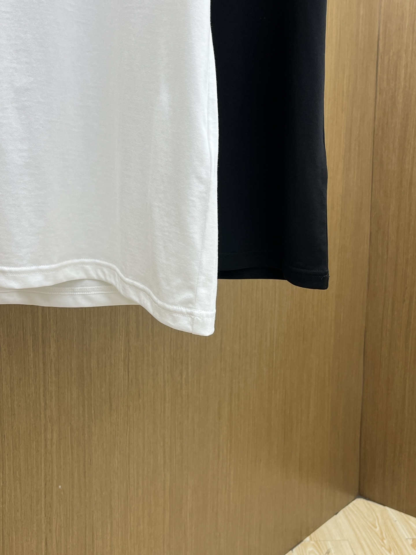 Burberry Cotton T-Shirt with Logo Detail | Soft & Comfortable 8 i1748287385 7487 4