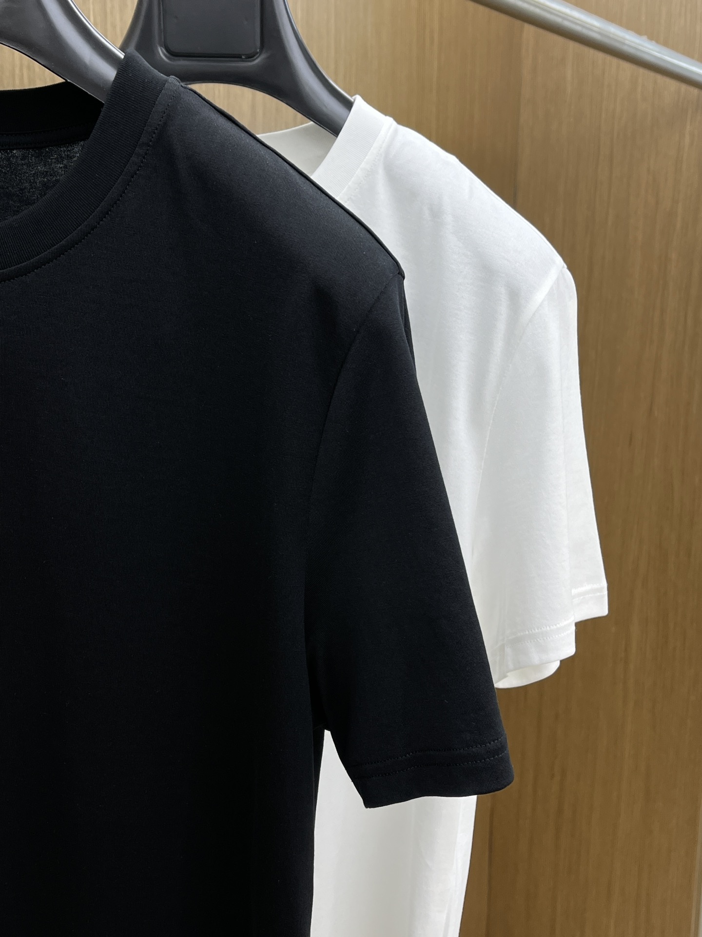 新品 Mon 🔥SS官网新款标识细节棉质T恤衫。订织全棉面料质感好，面料舒适亲肤 超级舒适 a60值得推