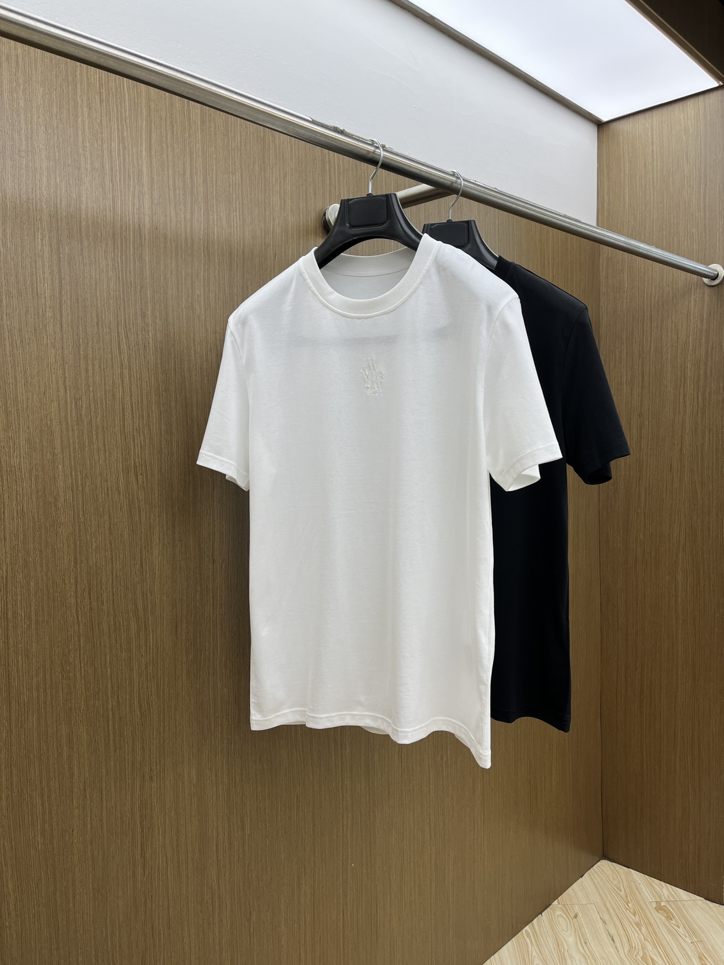 NO:512615,New product Mon SS official website new logo details cotton T-shirt. Ordered cotton fabric has good texture, the fabric is comfortable and skin-friendly. Super comfortable a60 is worth recommending. Color: black, white. Size: S-M-L-XL-XXL.,,tees, t-shirt,alexander wang19860909新品 Mon SS官网新款标识细节棉质T恤衫.订织全棉面料质感好,面料舒适亲肤 超级舒适 a60值得推荐 颜色:黑,白色. 尺码:S-M-L-XL-XXL.,,tees，t-shirt,alexander wang,Men's clothing