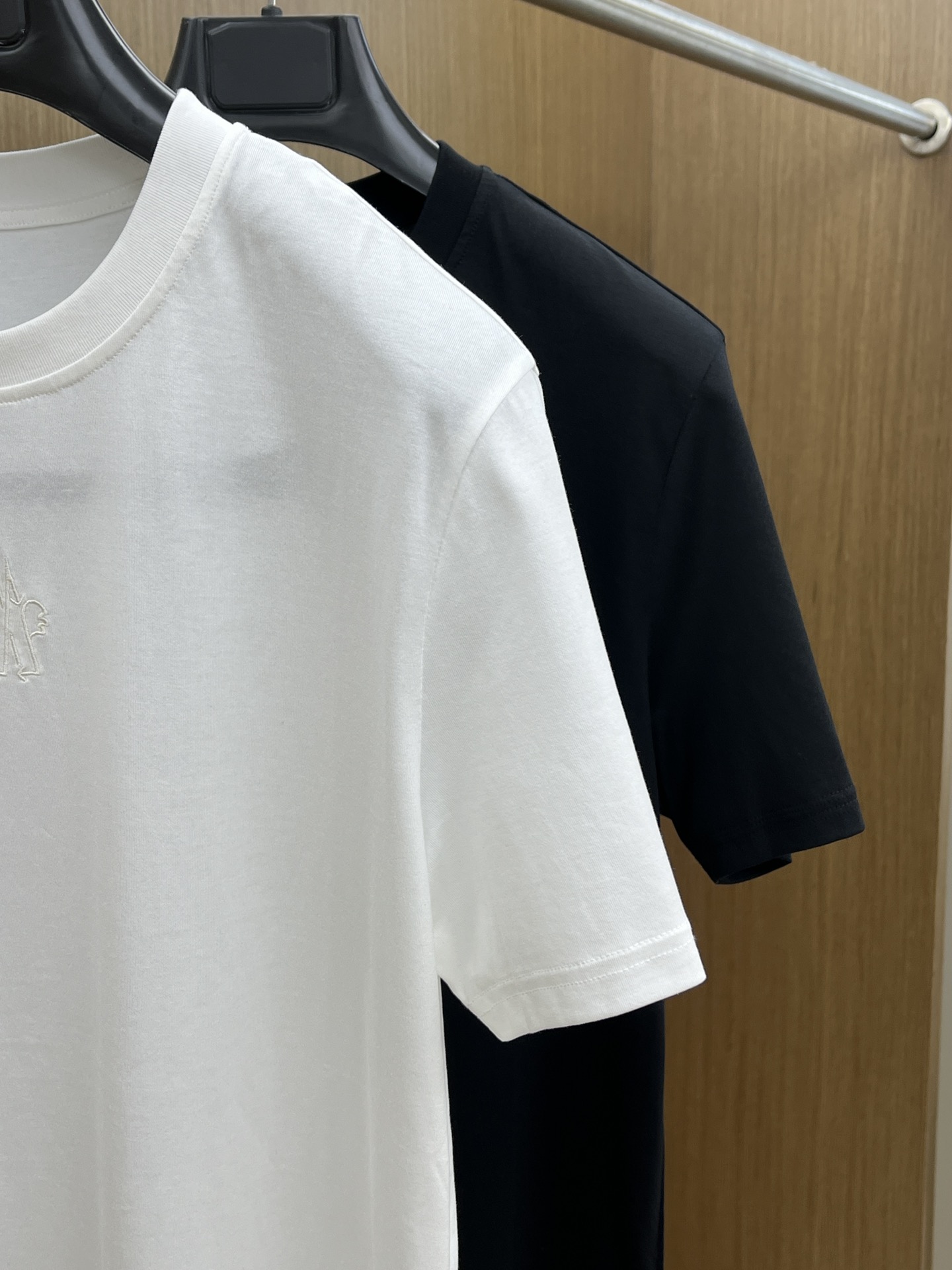 新品 Mon 🔥SS官网新款标识细节棉质T恤衫。订织全棉面料质感好，面料舒适亲肤 超级舒适 a60值得推