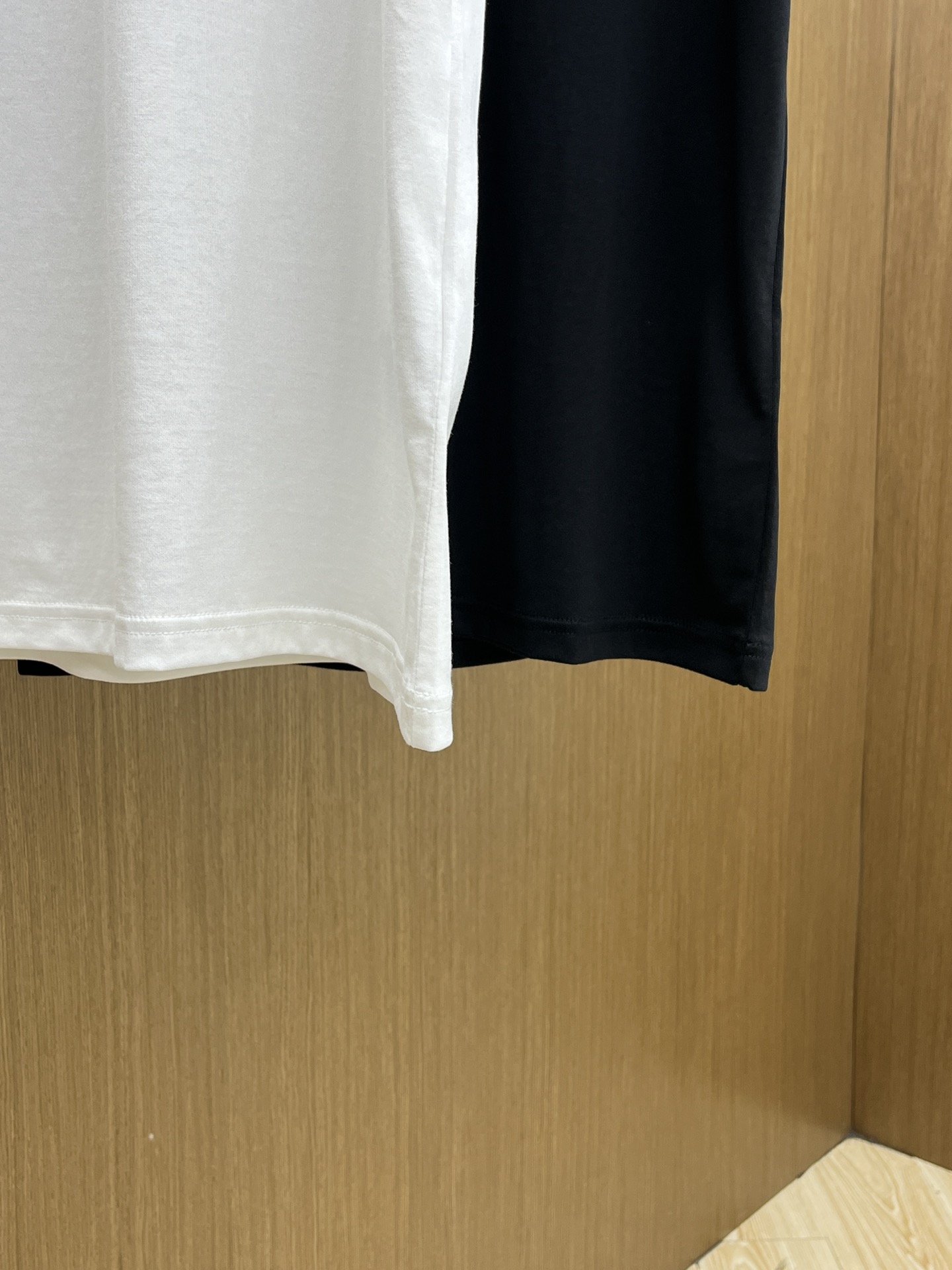 新品 Mon 🔥SS官网新款标识细节棉质T恤衫。订织全棉面料质感好，面料舒适亲肤 超级舒适 a60值得推